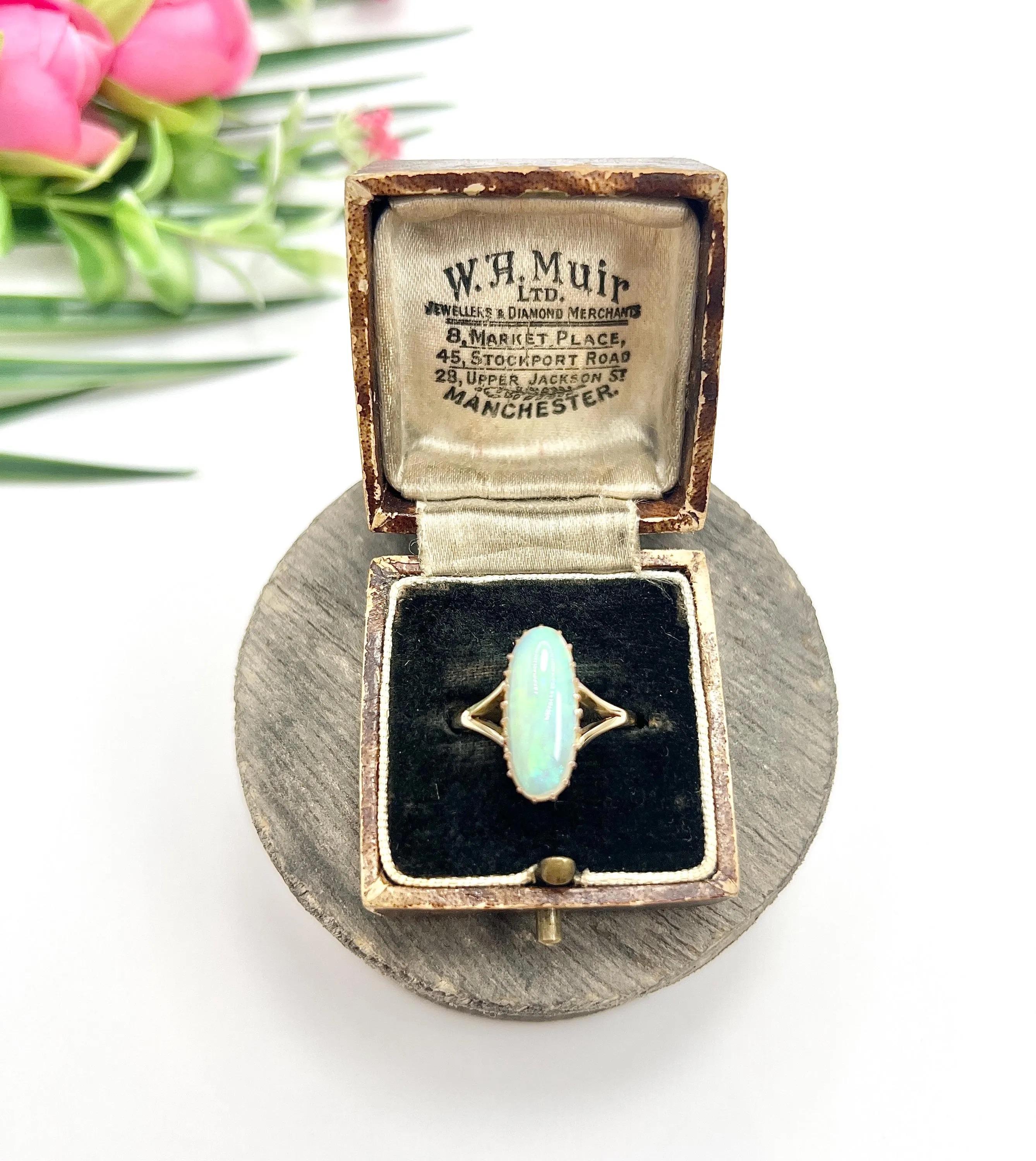 Anello ovale d'oro 9ct d'epoca con spallacci, con marchio di garanzia Londra 1973 in vendita 1