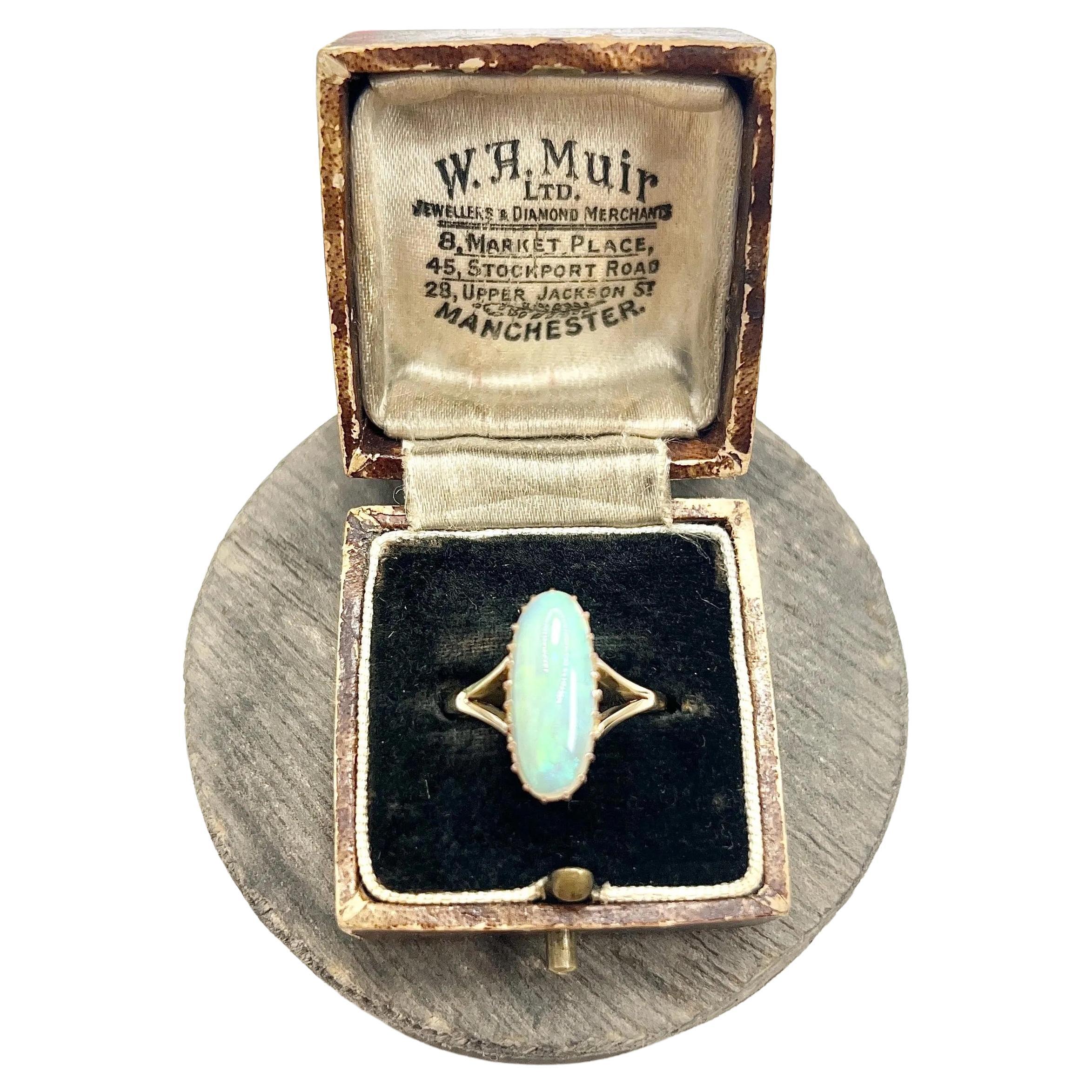 Anello ovale d'oro 9ct d'epoca con spallacci, con marchio di garanzia Londra 1973 in vendita
