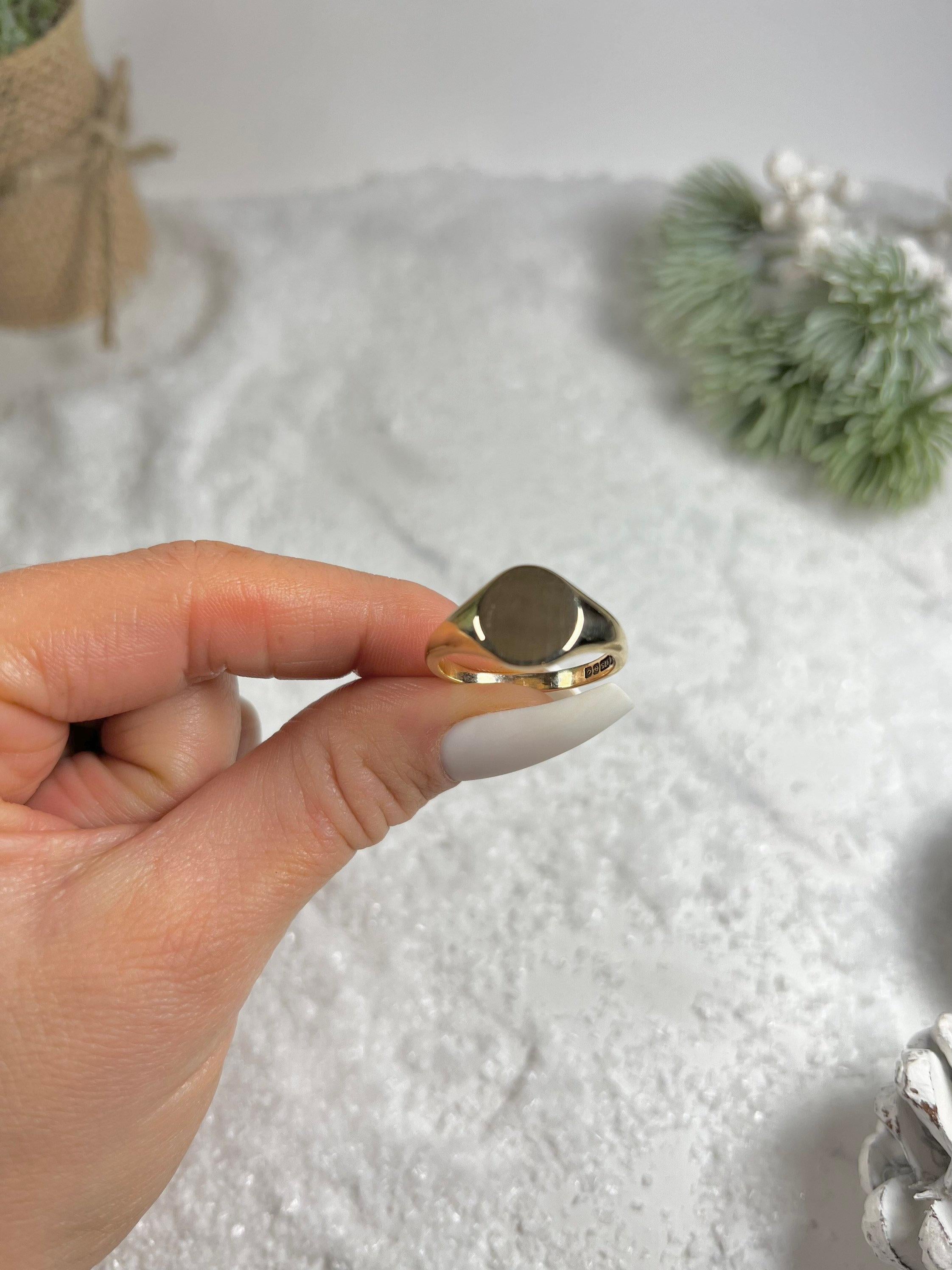 Vintage Signet Ring 

9ct Gold 

Hallmarked Birmingham 1963

Makers Mark  S J R 

Lovely, Unisex Vintage Signet Ring. Oval Shaped with a Plain Surface. 

Height Measures Approx 11.4mm

UK Size S

US Size 9 1/4

Weight 4.5g

Can be resized using our