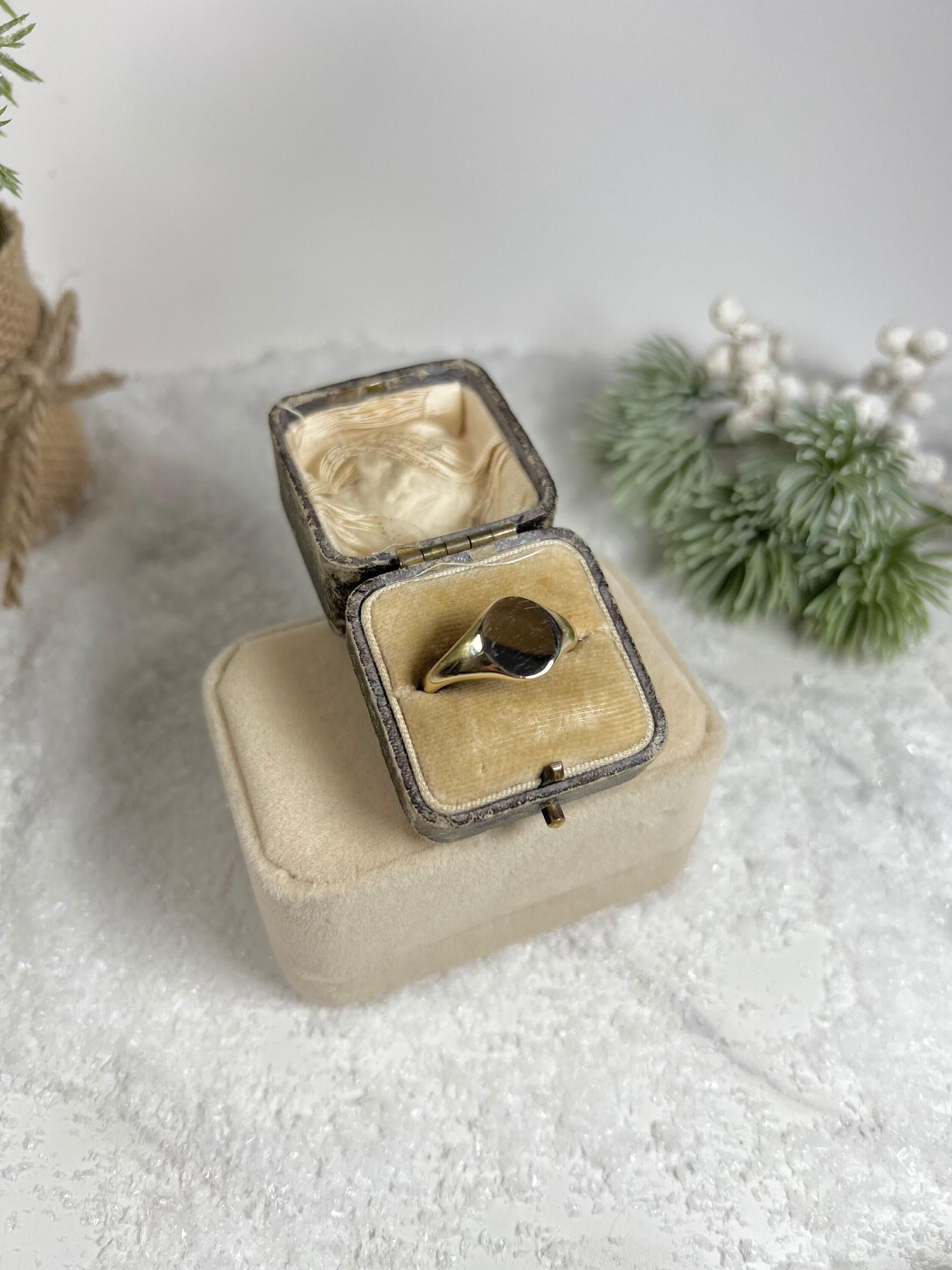 Vintage 9ct Gold Oval Signet Ring Hallmarked Birmingham 1963 In Good Condition For Sale In Brighton, GB
