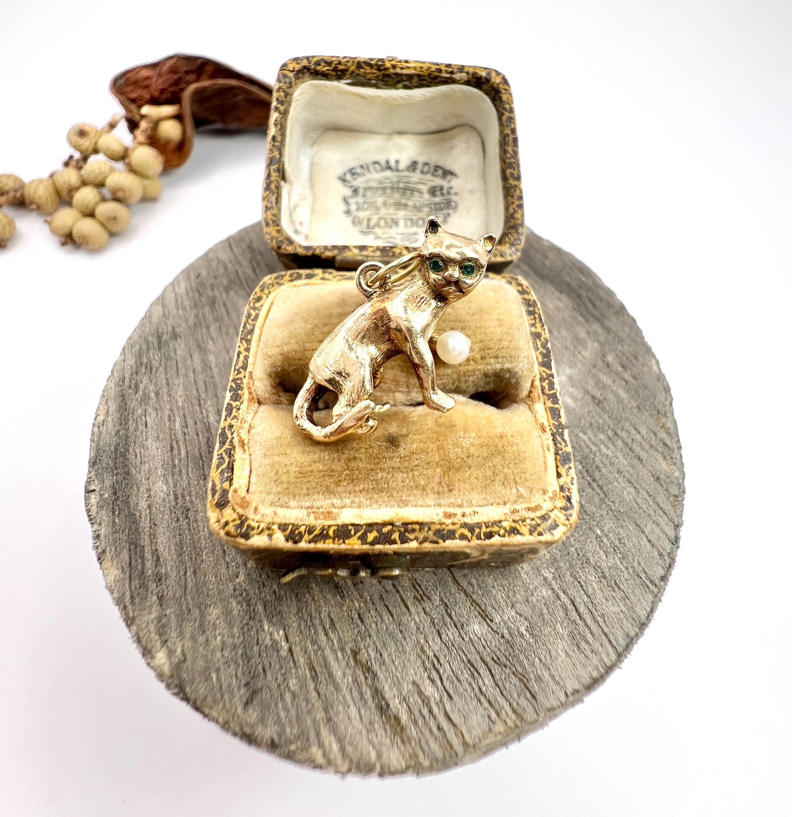 Vintage 9ct Gold, Pearl Cat Pendant, Bracelet Charm, Hallmarked Birmingham 1878 For Sale 6