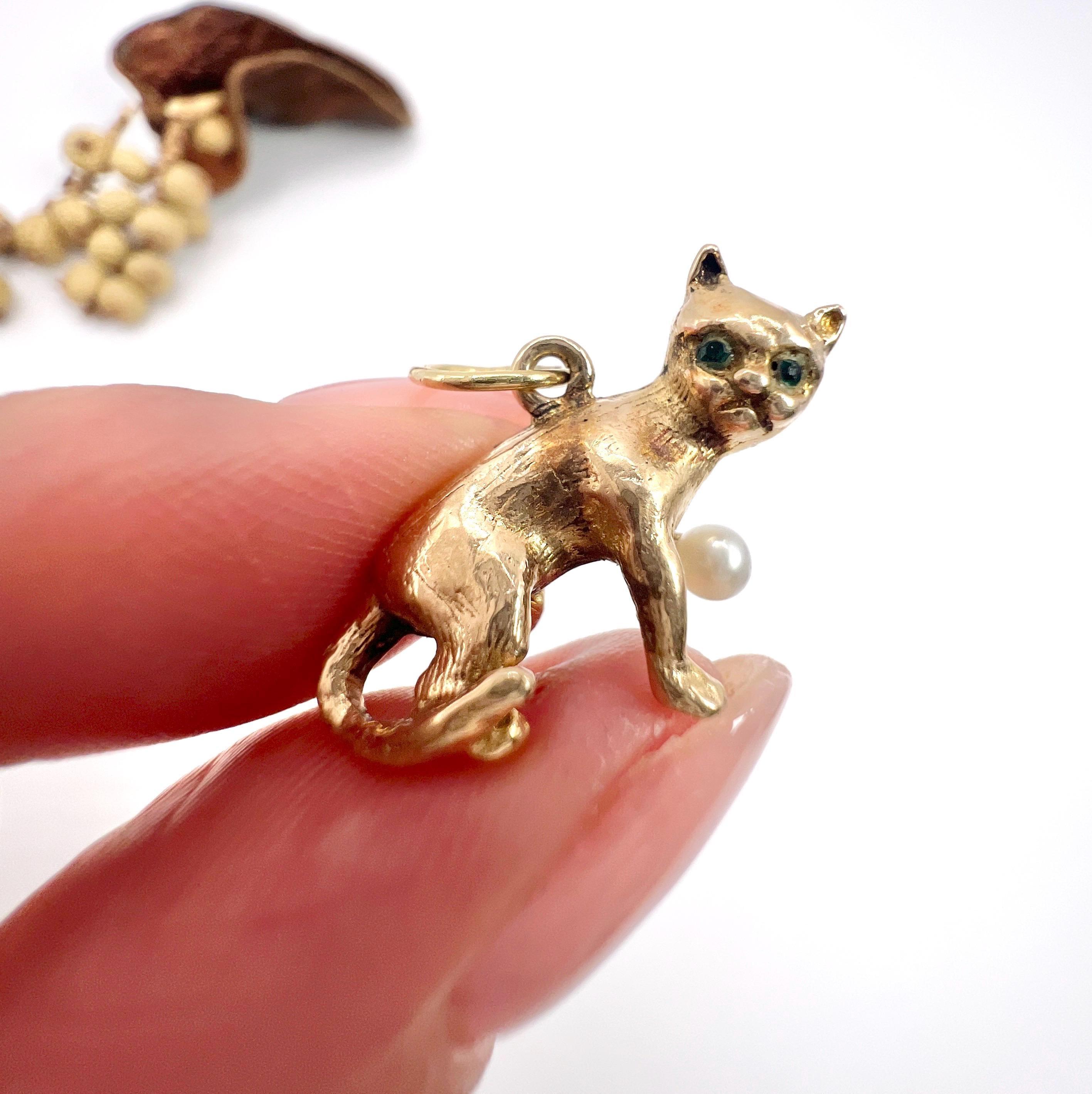 Vintage 9ct Gold, Pearl Cat Pendant, Bracelet Charm, Hallmarked Birmingham 1878 In Good Condition For Sale In Brighton, GB