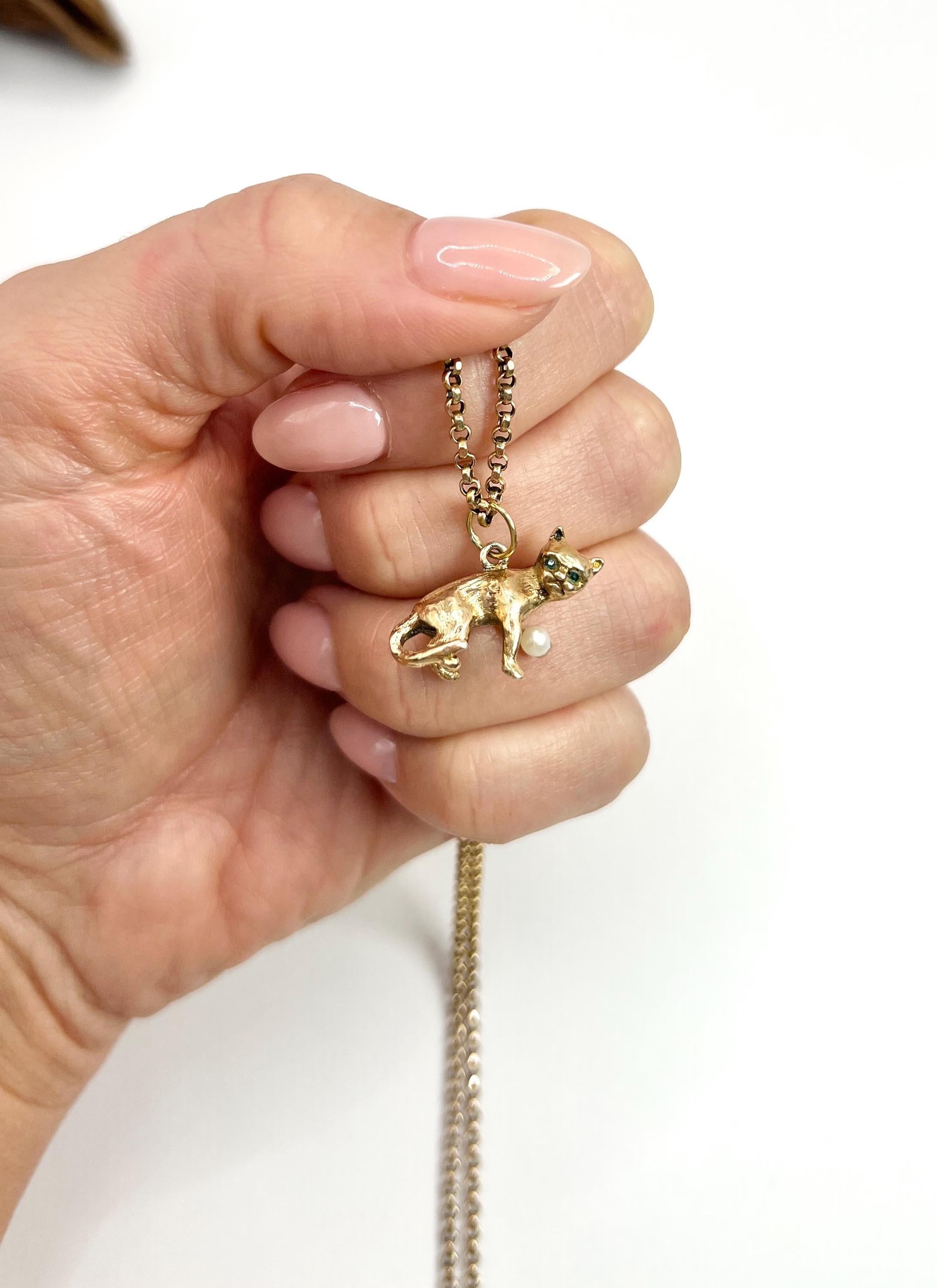 Vintage 9ct Gold, Pearl Cat Pendant, Bracelet Charm, Hallmarked Birmingham 1878 For Sale 3