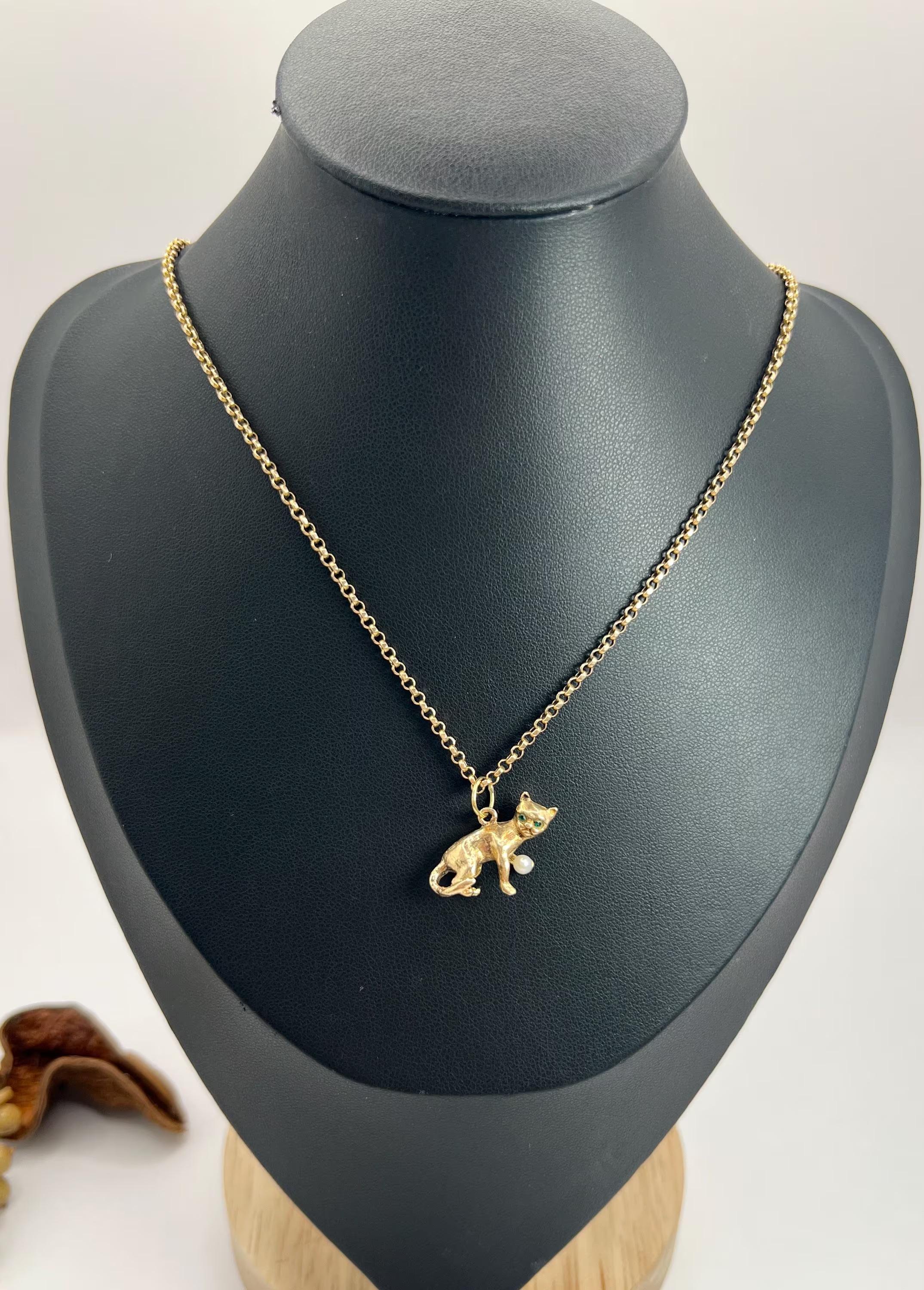 Vintage 9ct Gold, Pearl Cat Pendant, Bracelet Charm, Hallmarked Birmingham 1878 For Sale 4