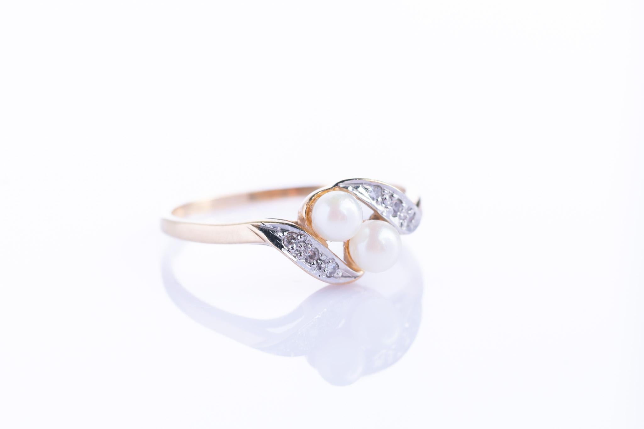 Round Cut Vintage 9ct Gold Pearl & Diamond Crossover Ring For Sale