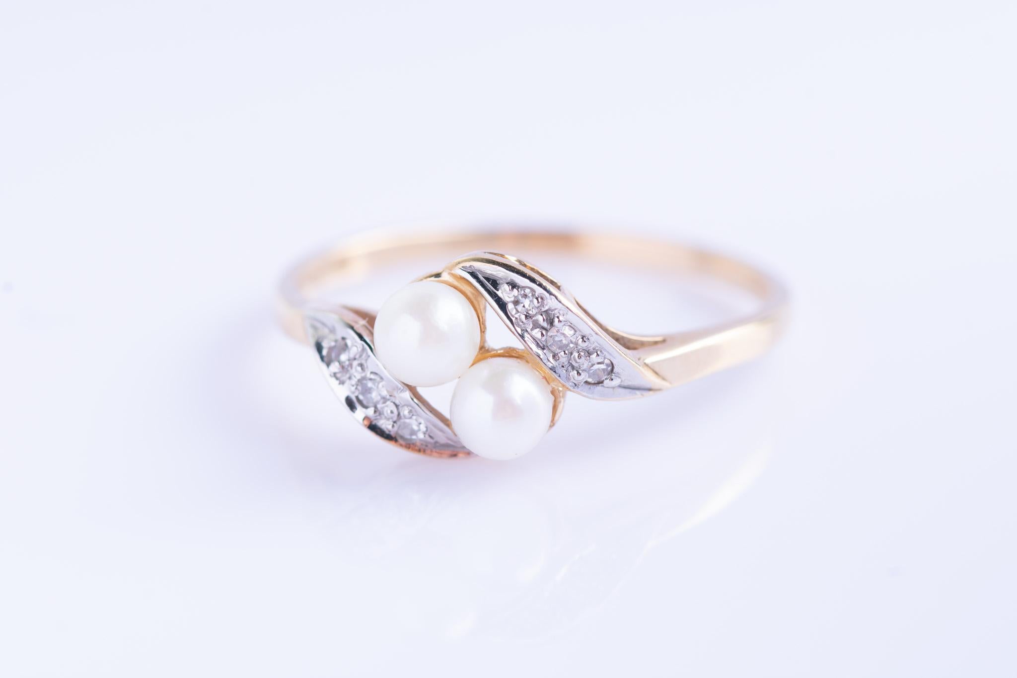 Vintage 9ct Gold Pearl & Diamond Crossover Ring For Sale 1