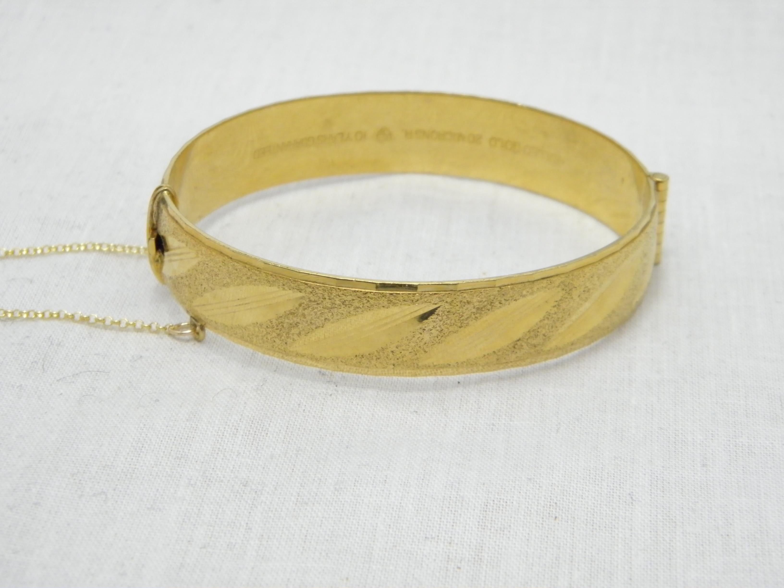 If you have landed on this page then you have an eye for beauty.

On offer is this gorgeous

9CT GOLD ROLLED DIAMOND CUT ENGRAVED HINGED BANGLE BRACELET

DETAILS
Material: Thick 9ct Rolled Gold (see details below)
Style: Hinged Cuff with Hand
