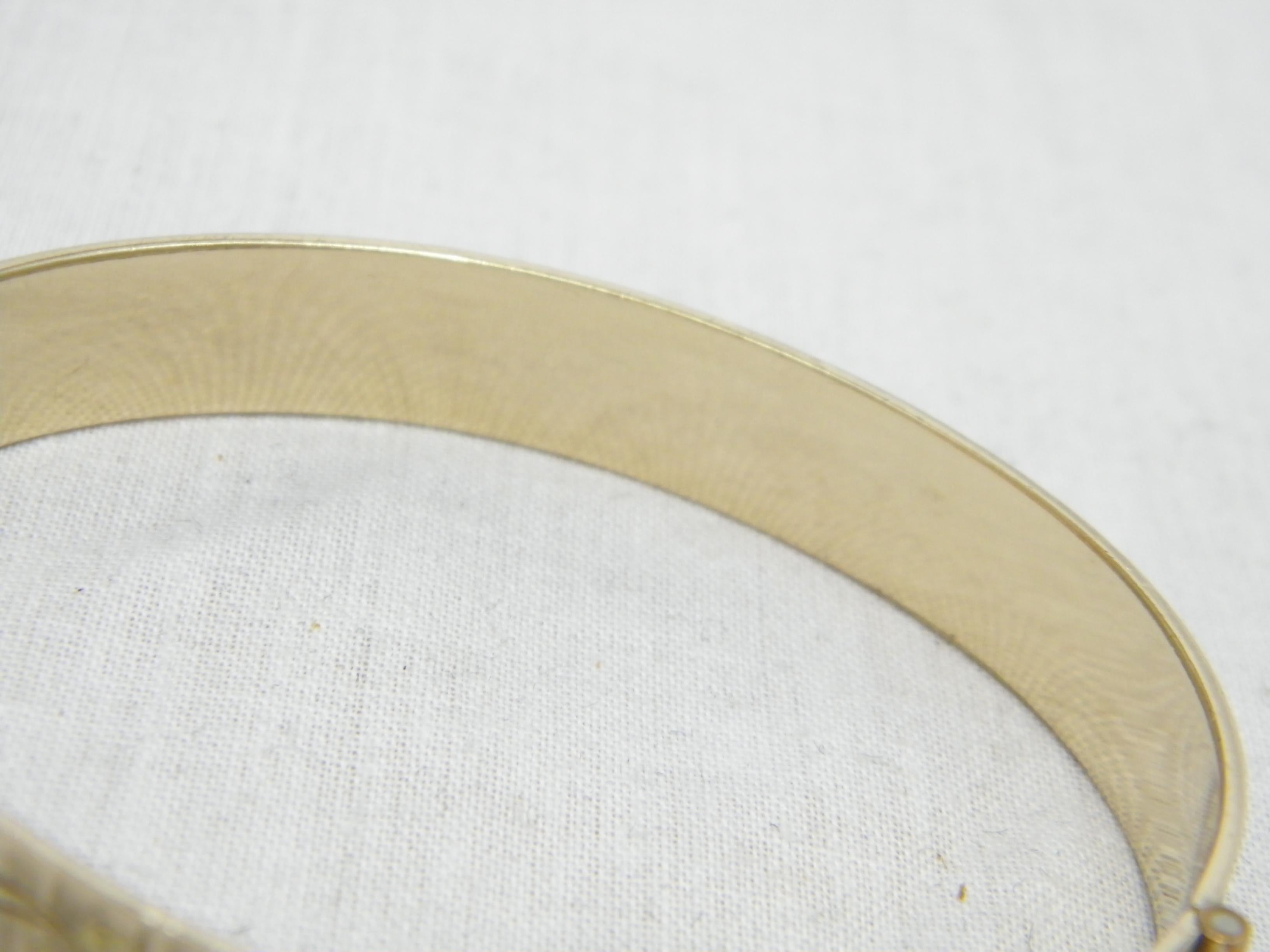 Armreif mit Scharnier, 9 Karat Gold 'Rolled' mit Blumengravur, Reinheit 375 im Angebot 5