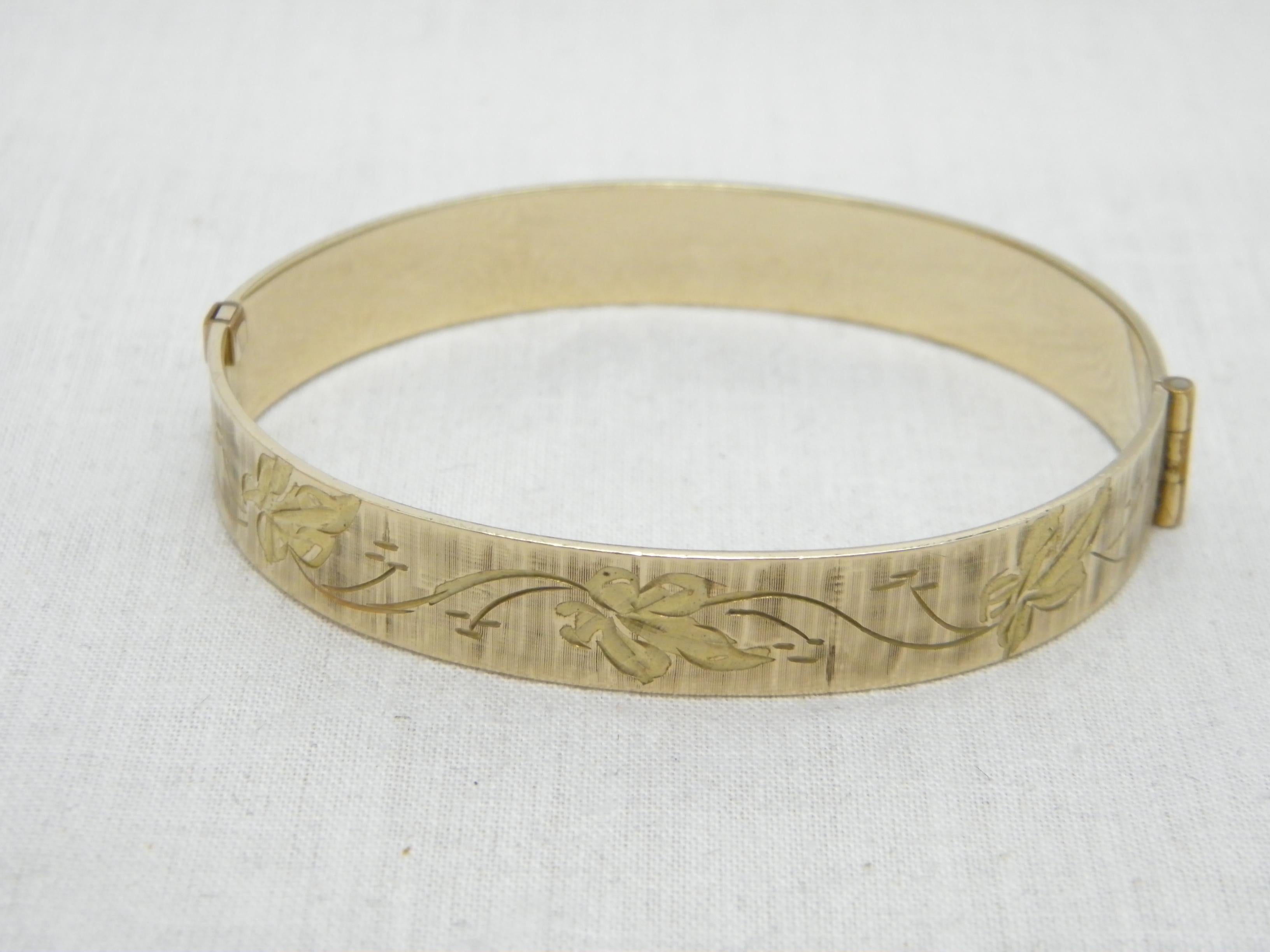 Wenn Sie auf dieser Seite gelandet sind, haben Sie ein Auge für Schönheit.

Im Angebot ist dieses herrliche
9CT GOLD GEROLLT FLORAL GRAVIERT SCHARNIER ARMREIF ARMBAND

DETAILS
Material: Dickes, gewalztes 9-karätiges Gold (siehe Details unten)
Stil: