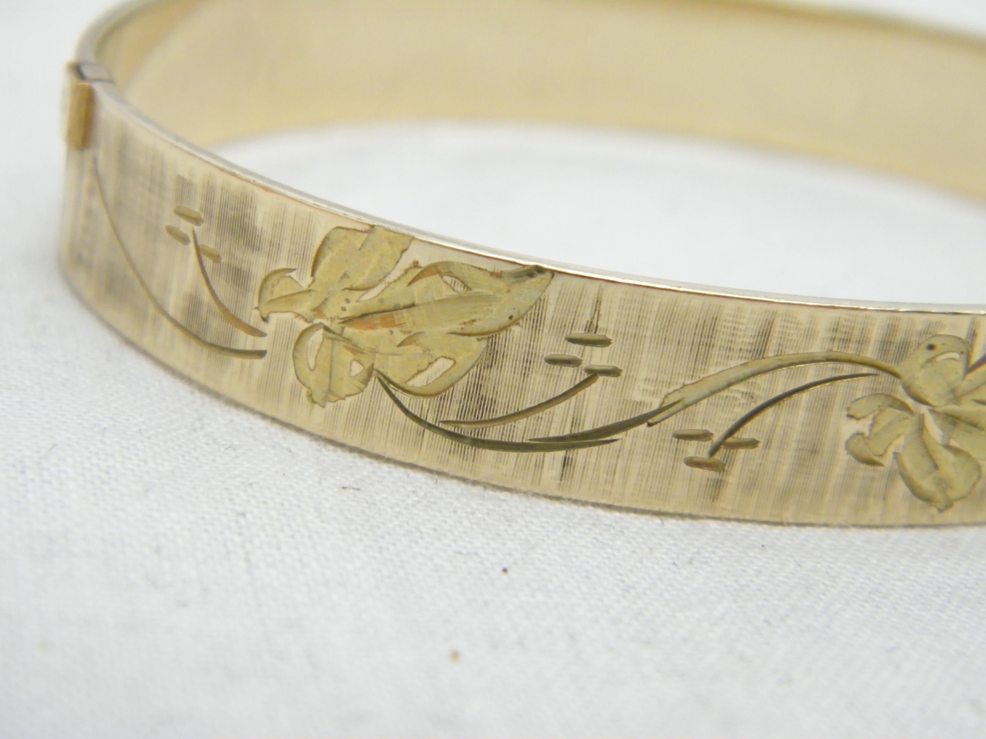 Armreif mit Scharnier, 9 Karat Gold 'Rolled' mit Blumengravur, Reinheit 375 (Zeitgenössisch) im Angebot