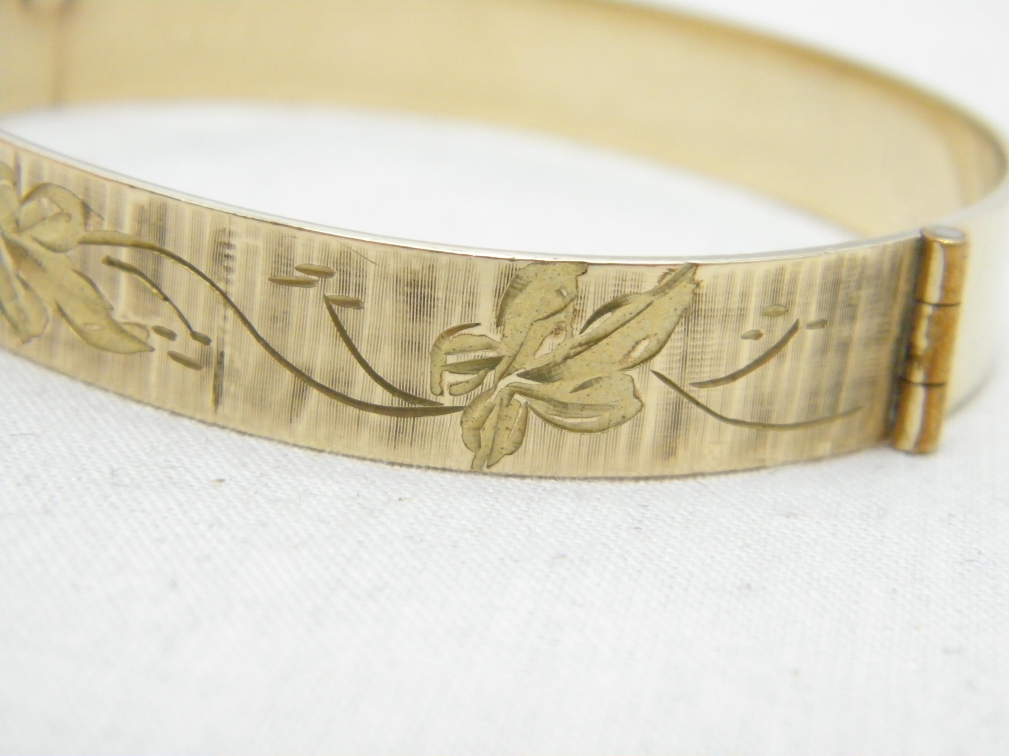 Armreif mit Scharnier, 9 Karat Gold 'Rolled' mit Blumengravur, Reinheit 375 im Zustand „Gut“ im Angebot in Camelford, GB
