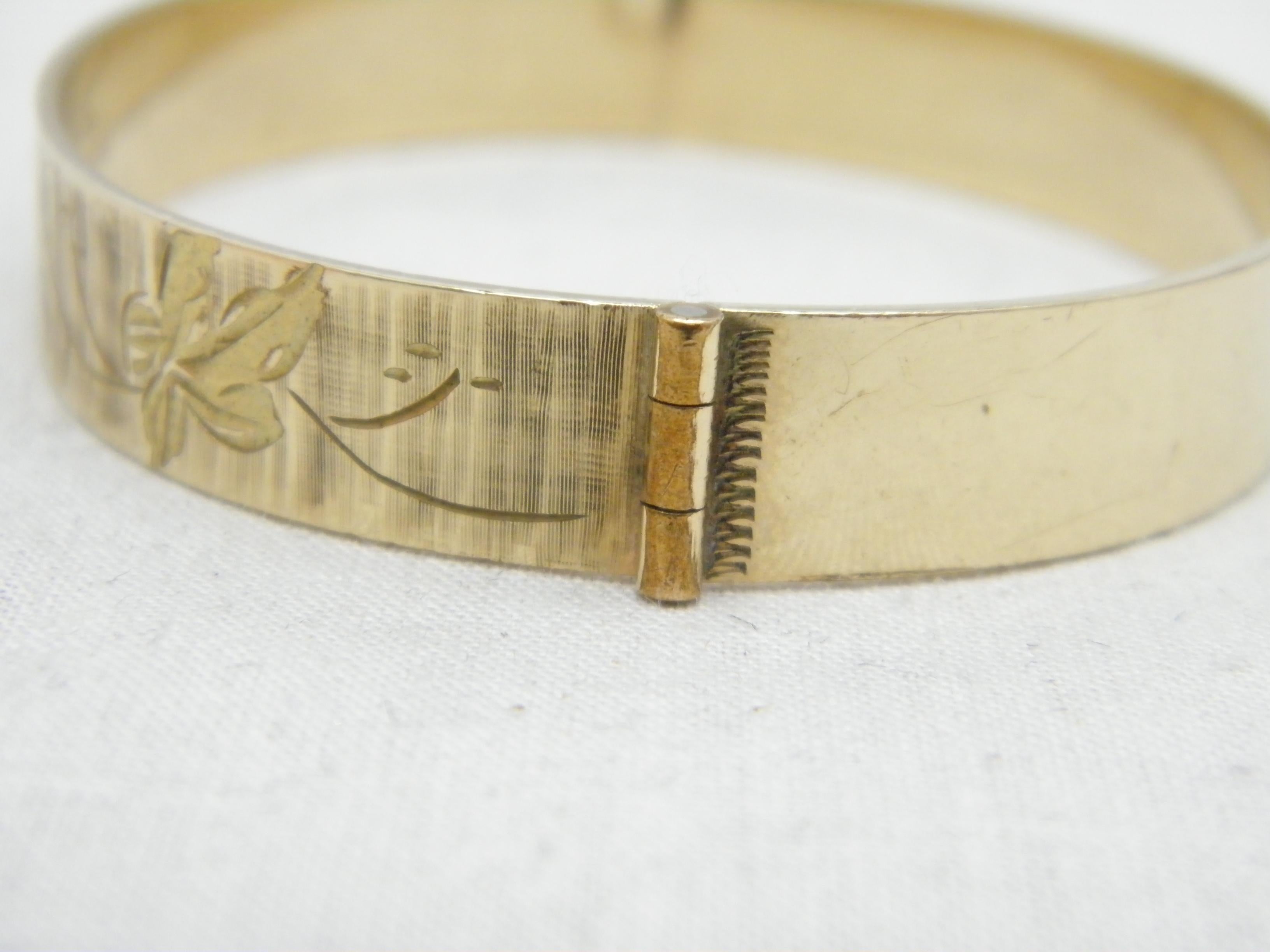 Armreif mit Scharnier, 9 Karat Gold 'Rolled' mit Blumengravur, Reinheit 375 für Damen oder Herren im Angebot