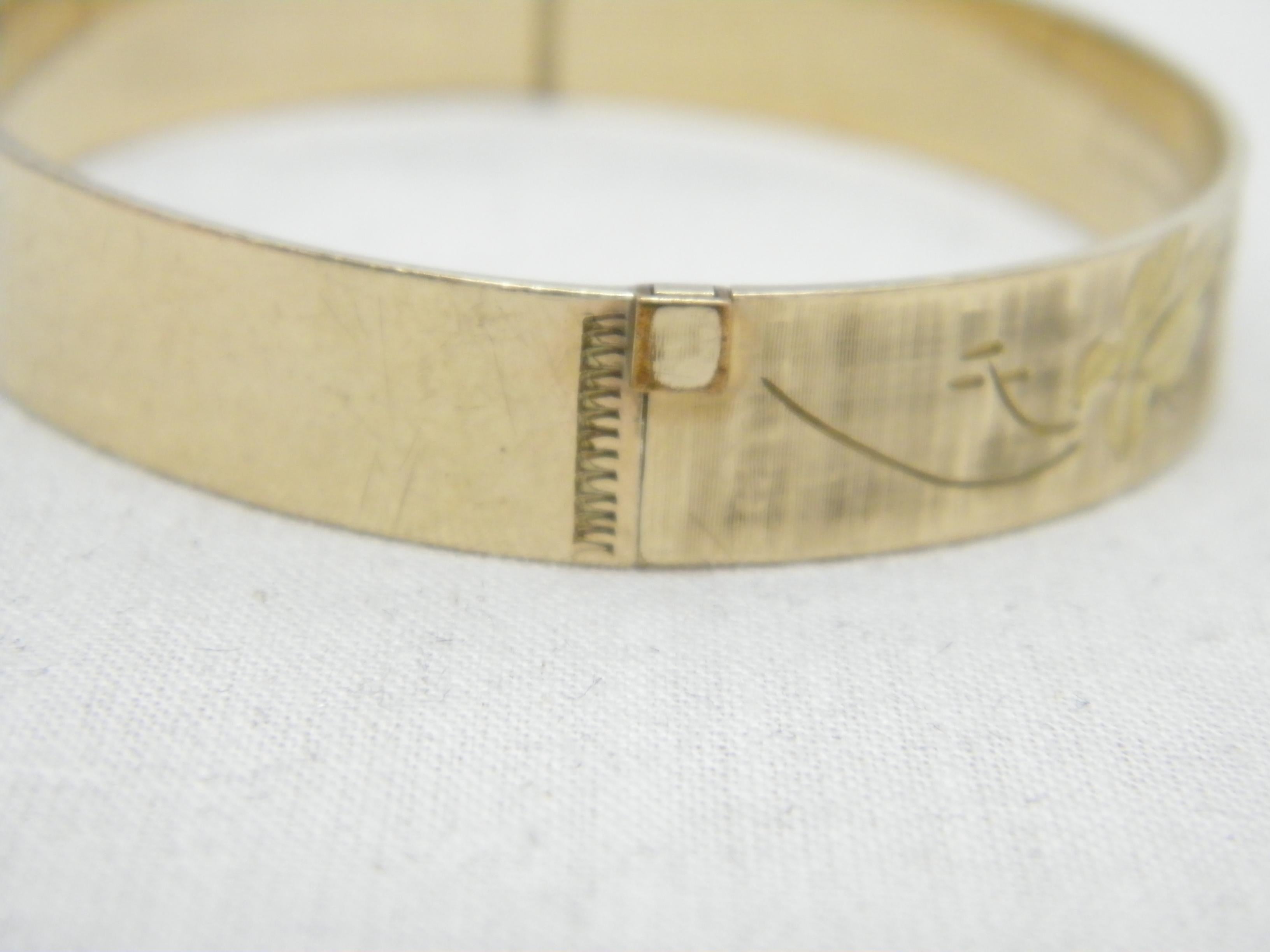 Armreif mit Scharnier, 9 Karat Gold 'Rolled' mit Blumengravur, Reinheit 375 im Angebot 2