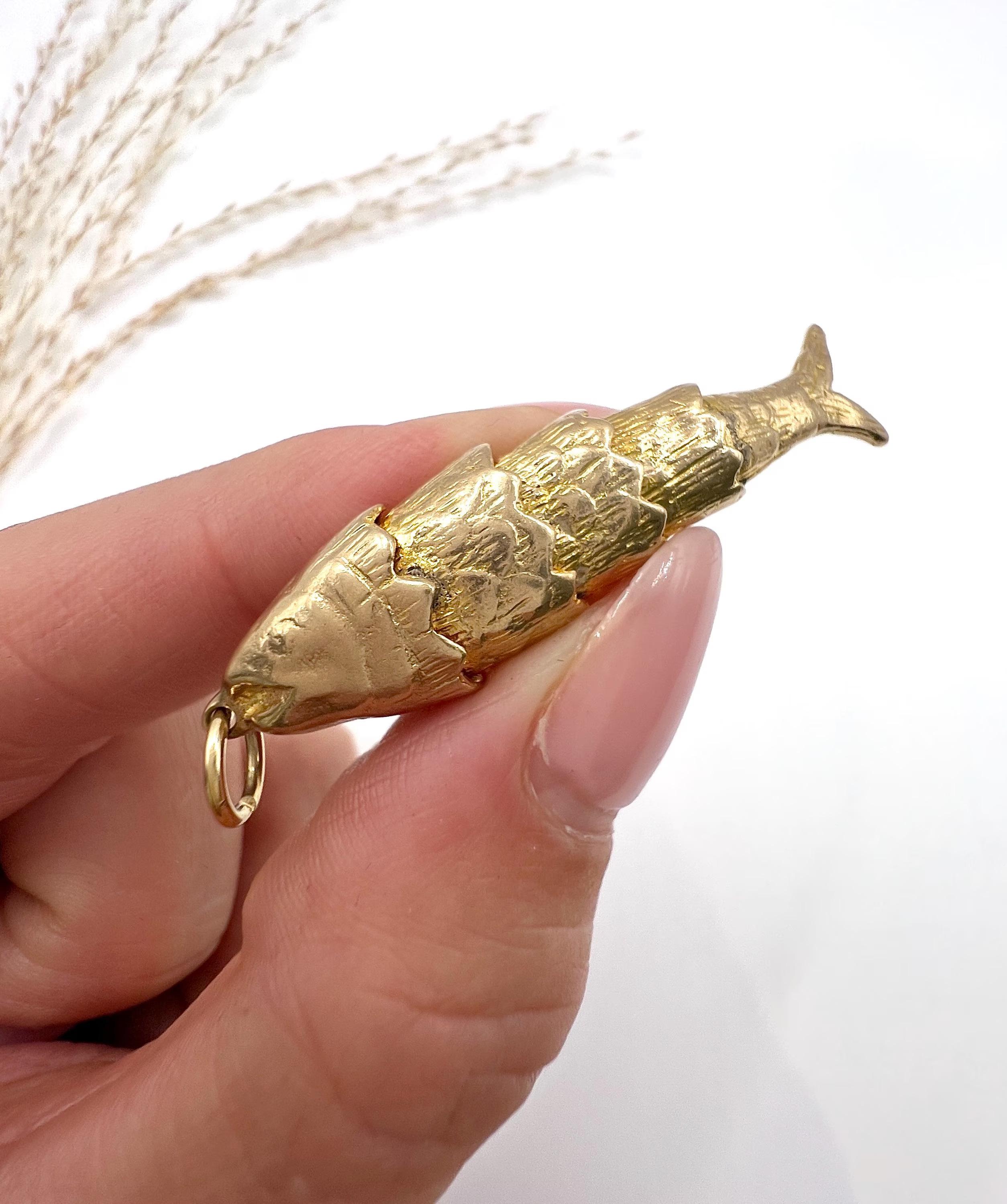 Vintage 9ct Gold gestempelt, 1970er Jahre artikuliert Lucky Fish Anhänger Charme im Angebot 1