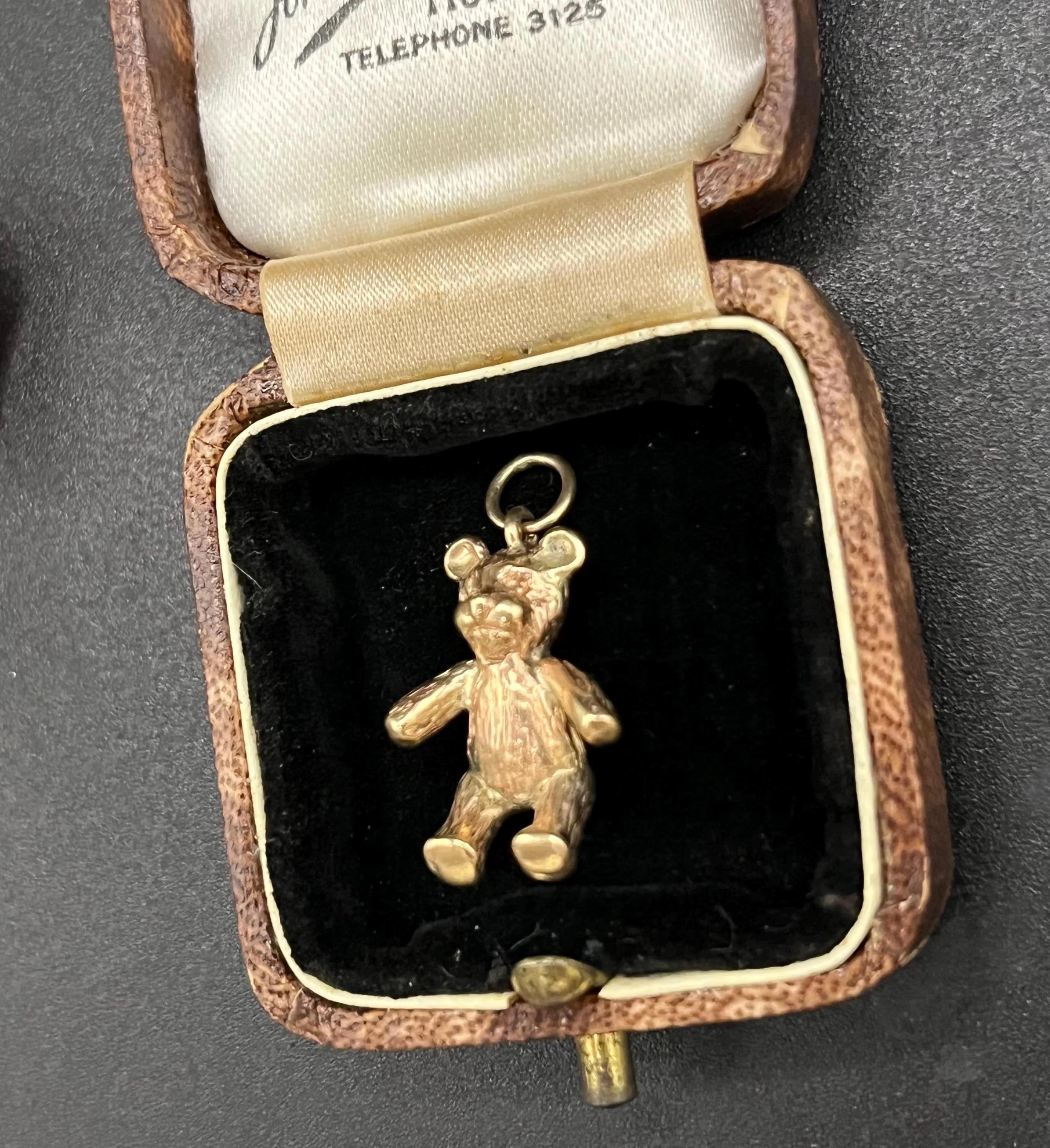 Vintage 9ct Gold Stamped, Circa 1970s Teddy Bear Pendant Charm In Good Condition For Sale In Brighton, GB