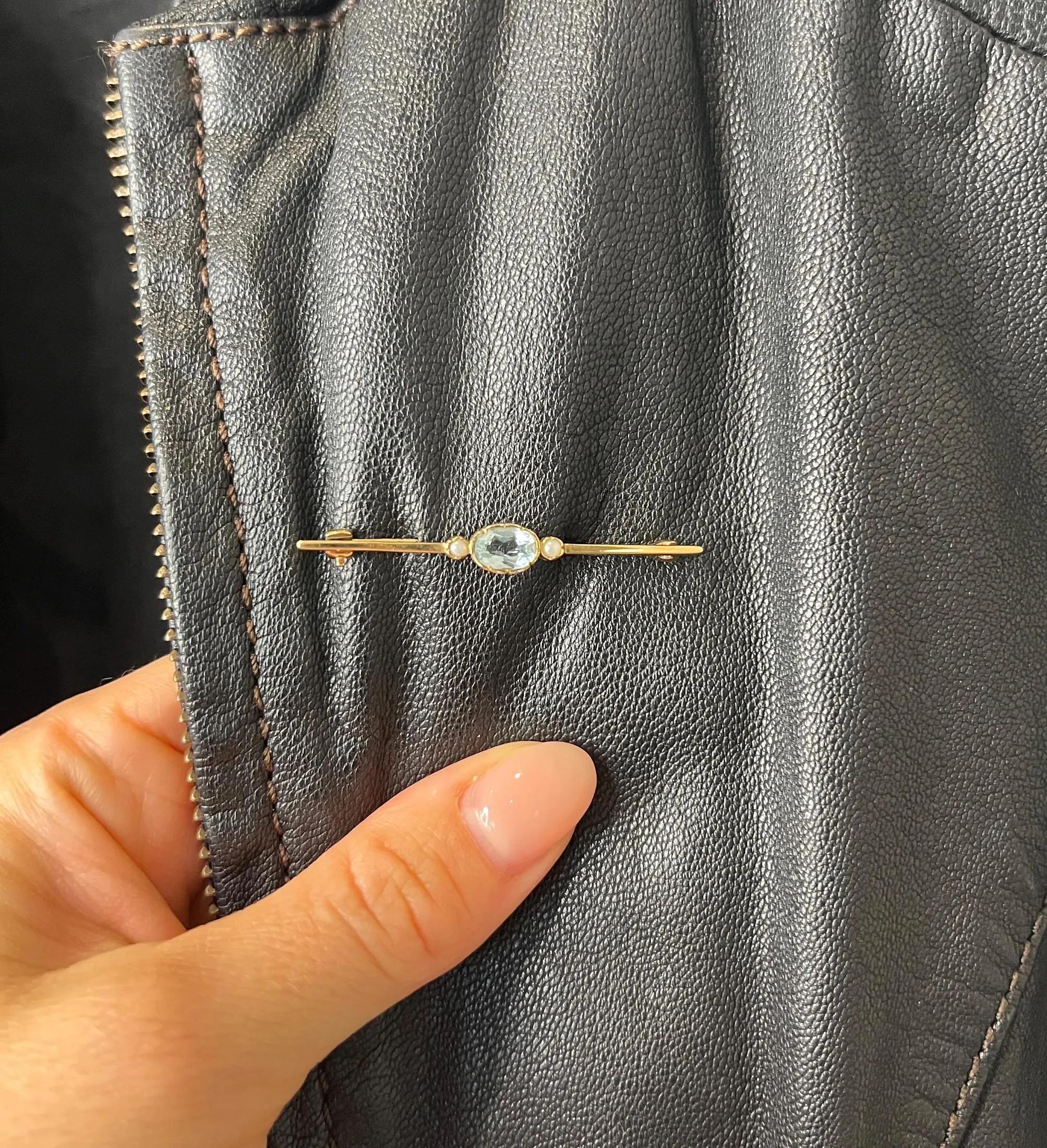 Vintage Gold Brooch

9ct Yellow Gold Stamped

Hallmarked London 1990

Makers Mark D W T

Introducing a stunning 9ct yellow gold vintage bar brooch that exudes timeless elegance. This exquisite brooch features an oval-shaped aquamarine as the focal
