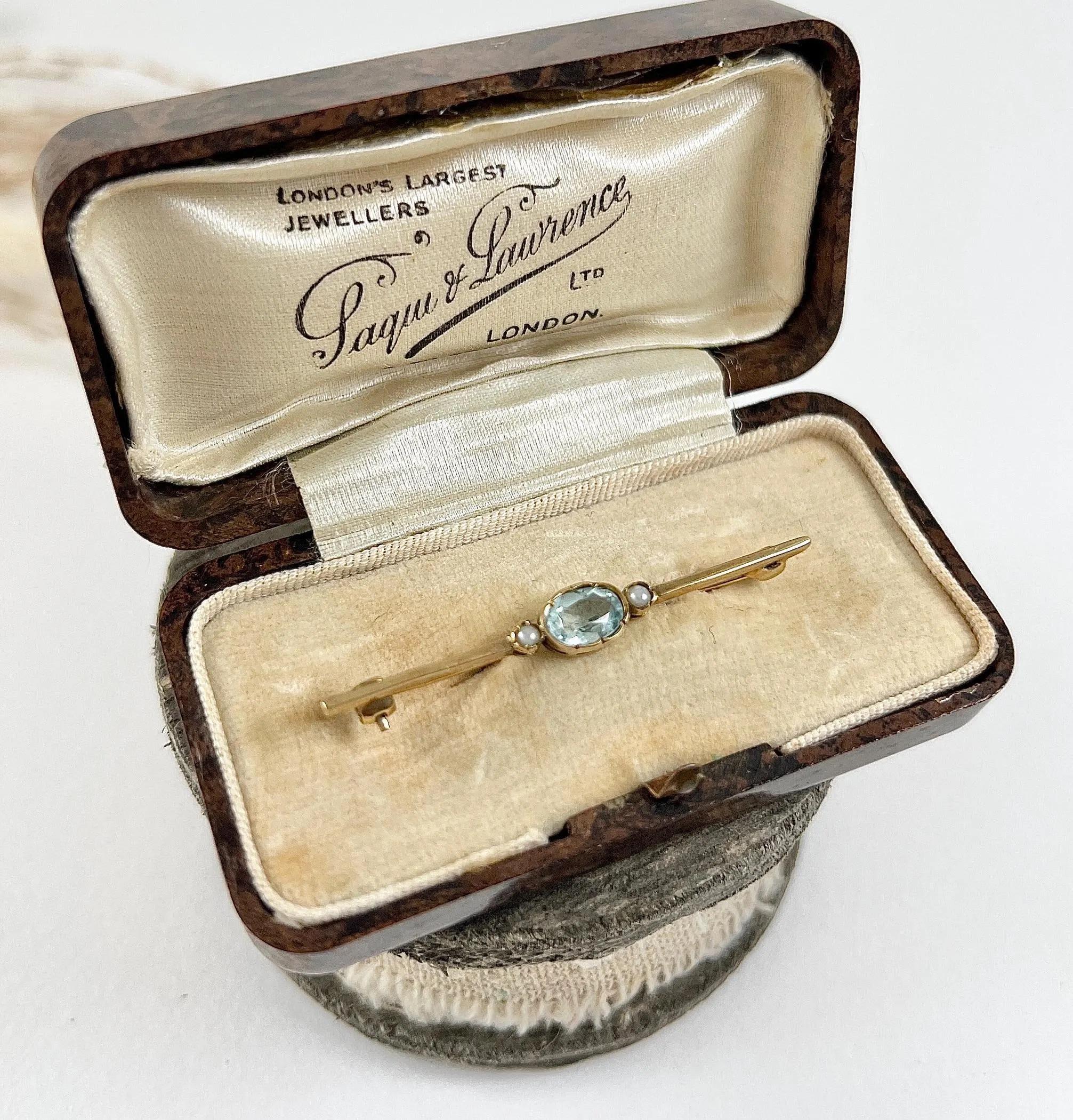 Women's or Men's Vintage 9ct Gold Stamped, London Hallmarked 1990, Aquamarine & Pearl Bar Brooch For Sale