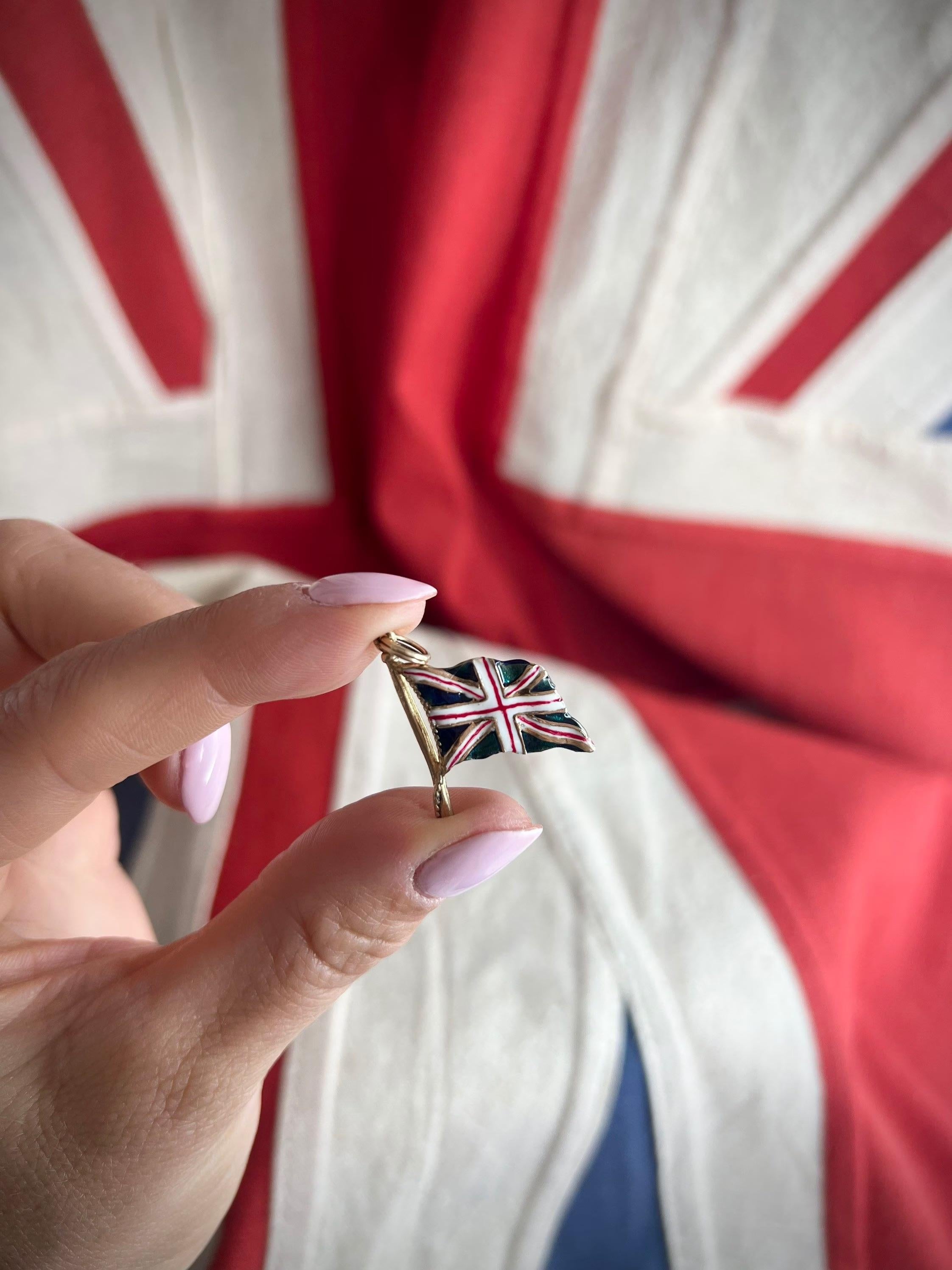 Vintage 9ct Gold Union Jack Enamel Flag Pendant In Good Condition For Sale In Brighton, GB