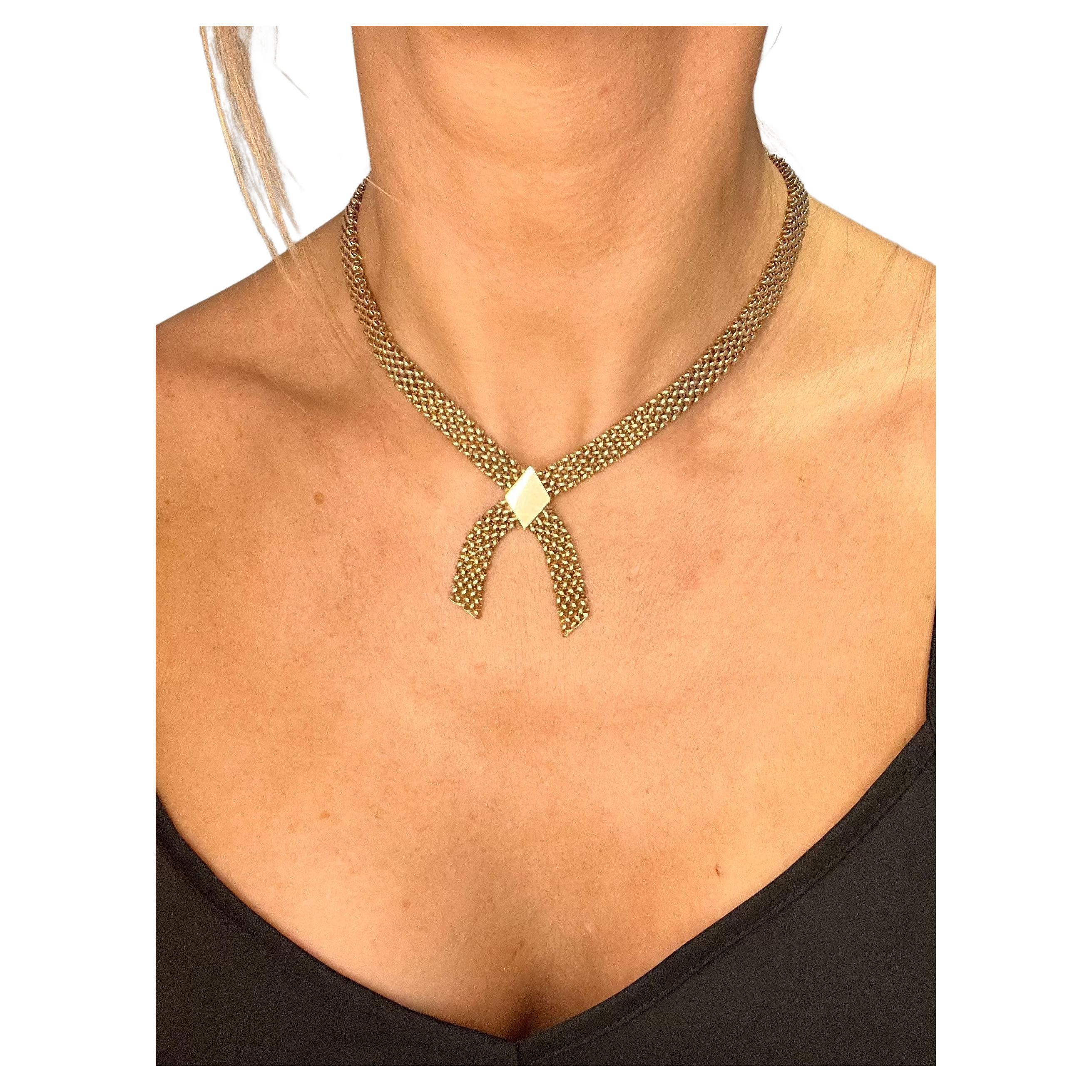 Vintage 9ct Gold Woven Link 1990s Cross Over Collar Necklace 

9ct Gold 

Hallmarked Birmingham 1992

Fabulous Woven Style Link, Flat Collar Necklace. Interlocking Closure with Safety Clasp. Such a Stunning Piece! 

Weight 37.7g 

Measures Approx