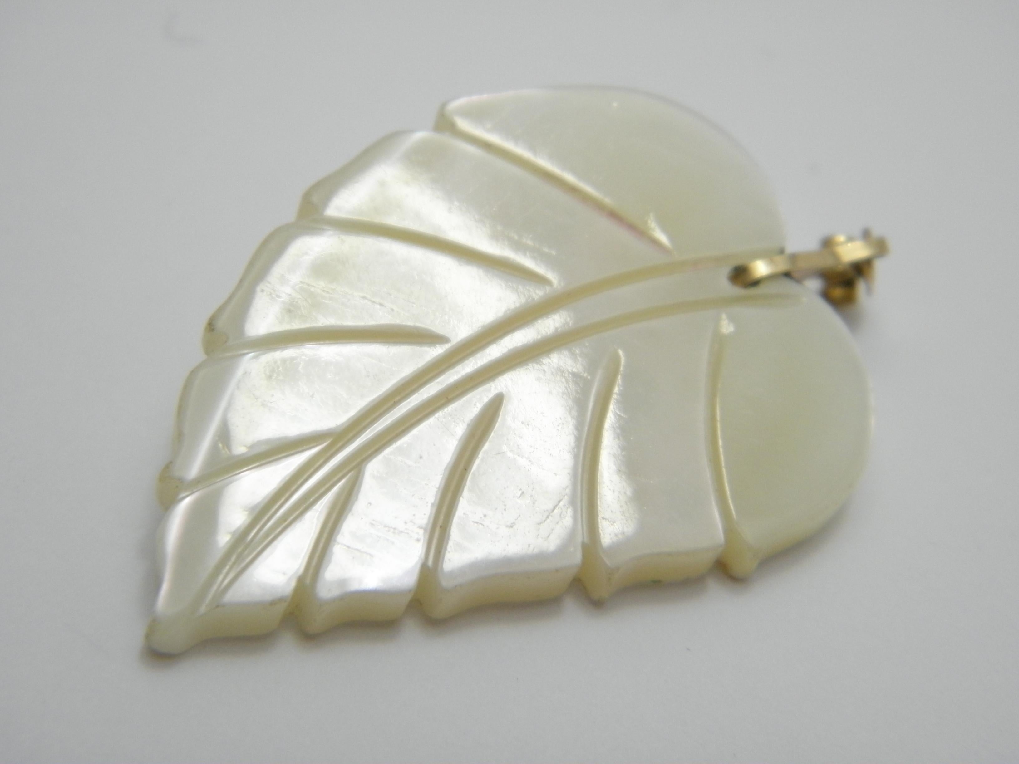 Vintage 9ct MOP Pearl Leaf Dangle Drop Earrings 375 Purity, Hand Carved Angel For Sale 1