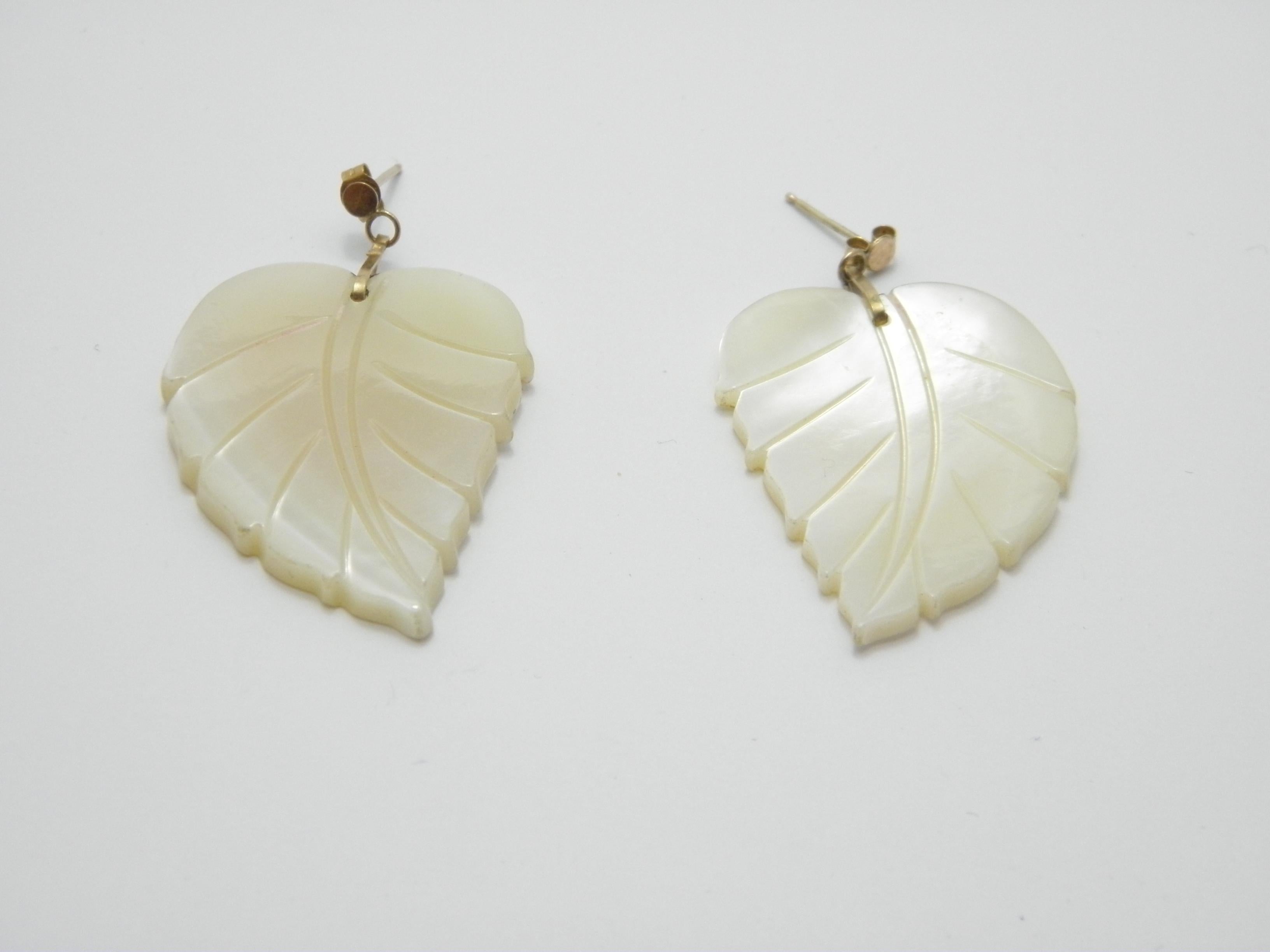 A very special item for you to consider:

9CT GOLD MOTHER OF PEARL LEAF DROP EARRINGS

DETAILS
Material: 375/1000 9ct Solid Yellow Gold
Style: Deco style large drop / dangle earrings - very stylish
Gemstone: Hand carved mother of pearl panels, leaf