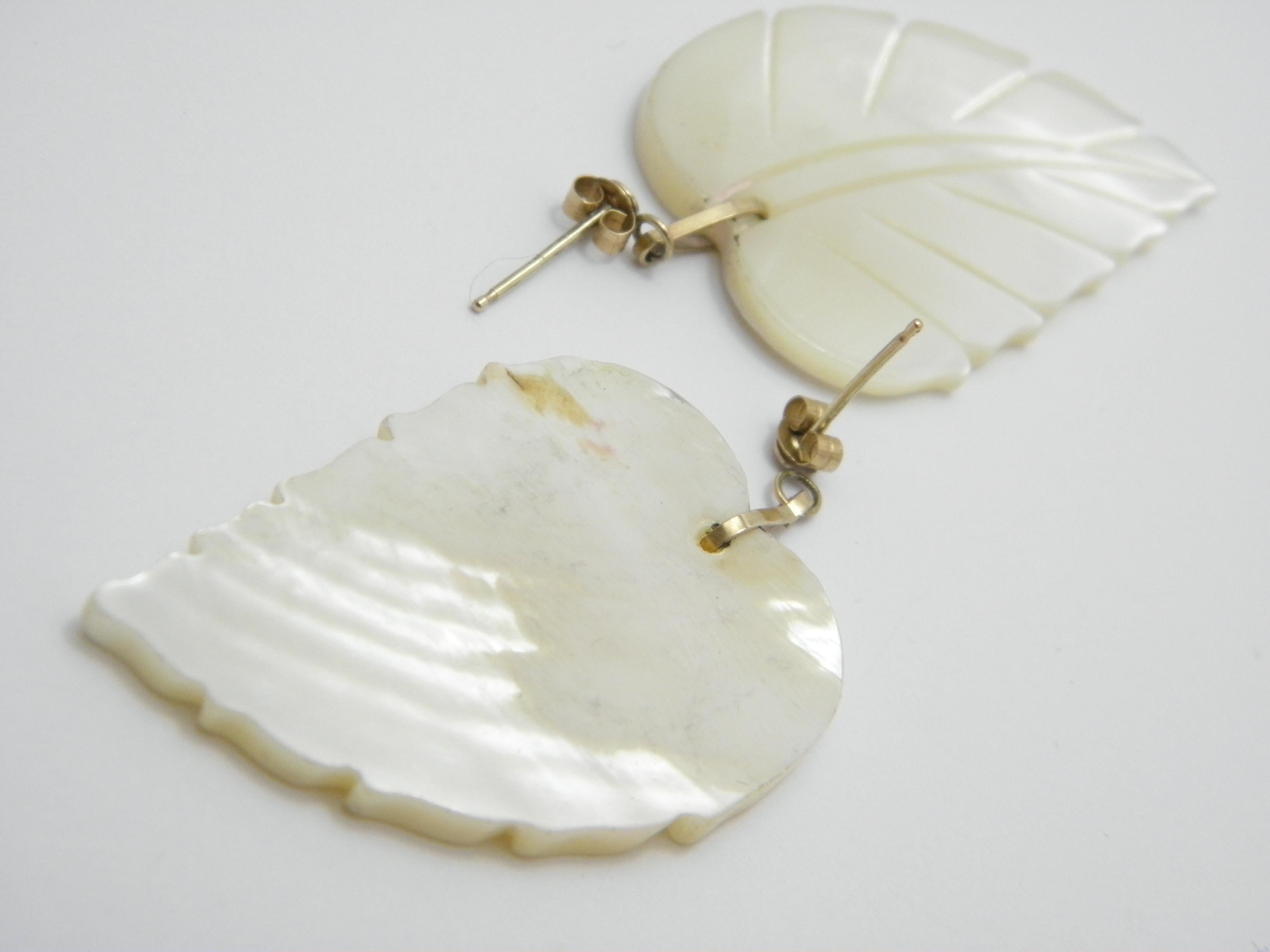 Vintage 9ct MOP Pearl Leaf Dangle Drop Earrings 375 Purity, Hand Carved Angel In Good Condition For Sale In Camelford, GB