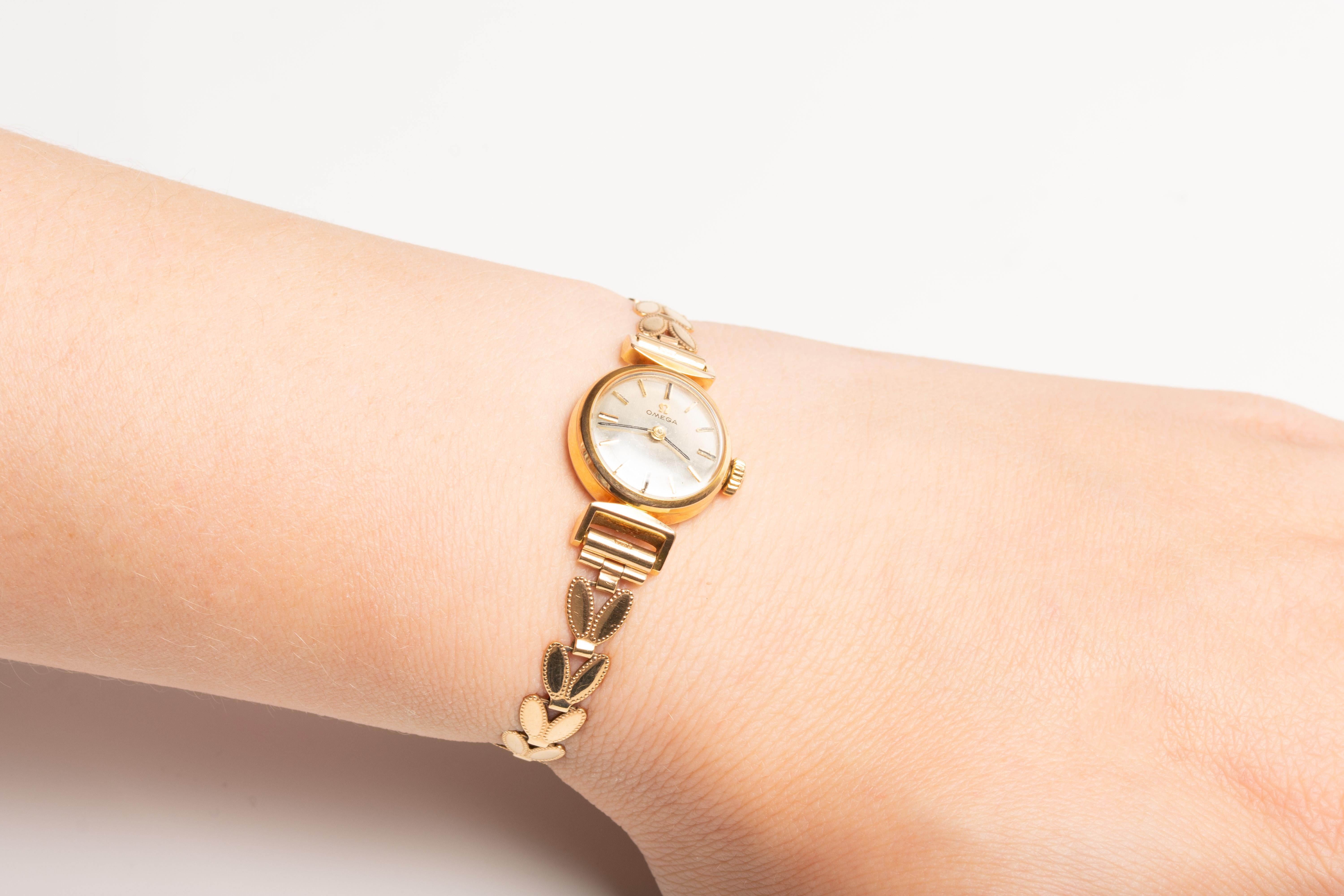 Eine elegante und klassische Omega-Damenarmbanduhr aus 9 Karat Gold mit einem originellen und atemberaubenden Goldarmband und einem goldenen Zifferblatt. Vollständig gestempelt für 9ct Gold auf zwei der Glieder und Schließe. Dieser atemberaubende