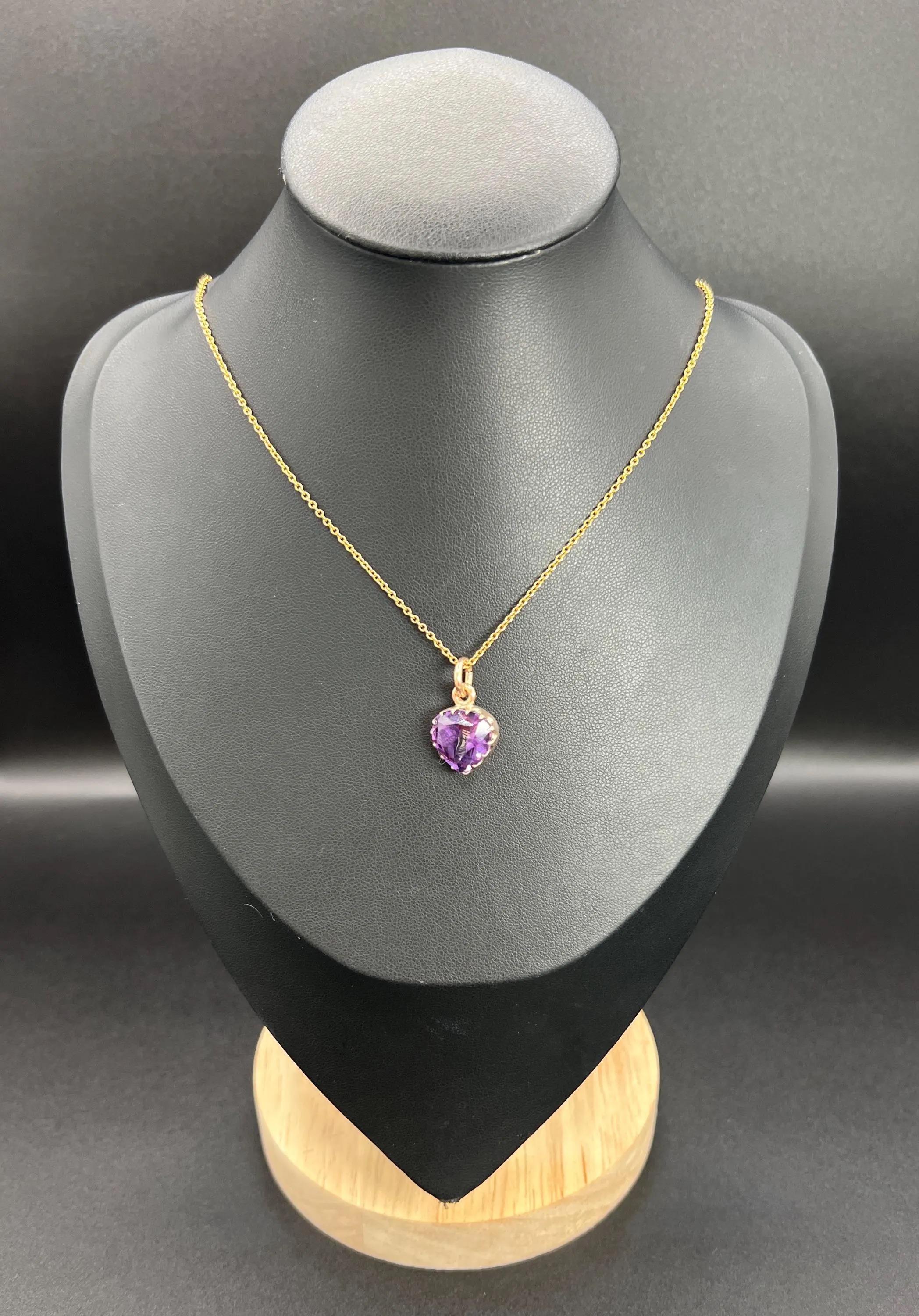 Amethyst-Herz-Anhänger 

9ct Rose Gold

CIRCA 1930er Jahre

*DIE GOLDKETTE MUSS ZUSÄTZLICH ERWORBEN WERDEN. 

Dieser exquisite, herzförmige Edwardianische Anhänger aus 9 Karat Roségold besticht durch seinen facettierten Amethyststein. Dieses