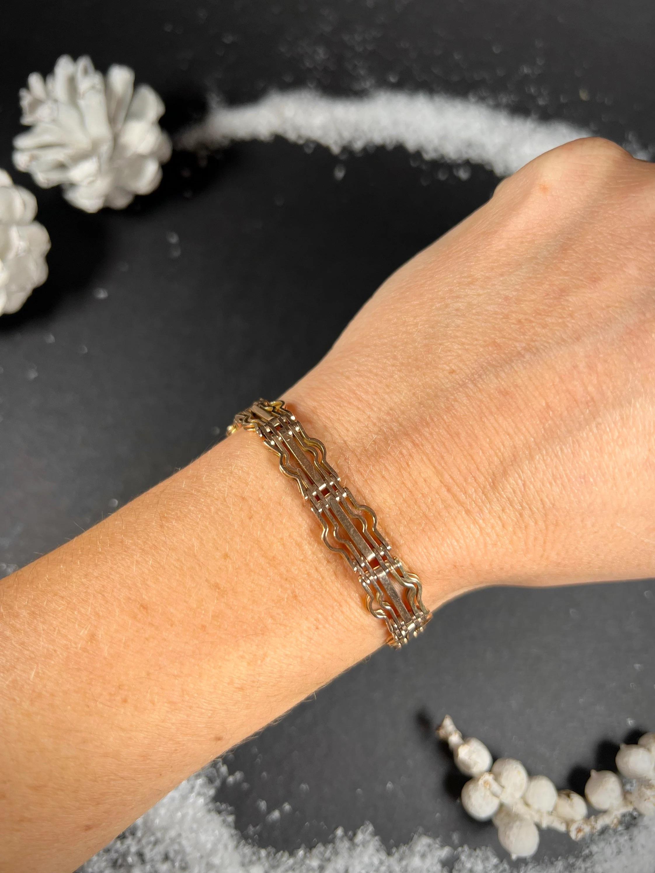 Vintage Gate Bracelet 

9ct Rose Gold Stamped & Tagged

Circa 1940’s

Makers Mark T H P

Beautiful, Vintage Gate Bracelet. Complete with Heart Padlock Clasp.

Bracelet Measures Approx Length 7 3/4 Inches & Width 10.4mm

Heart Padlock Measures Approx