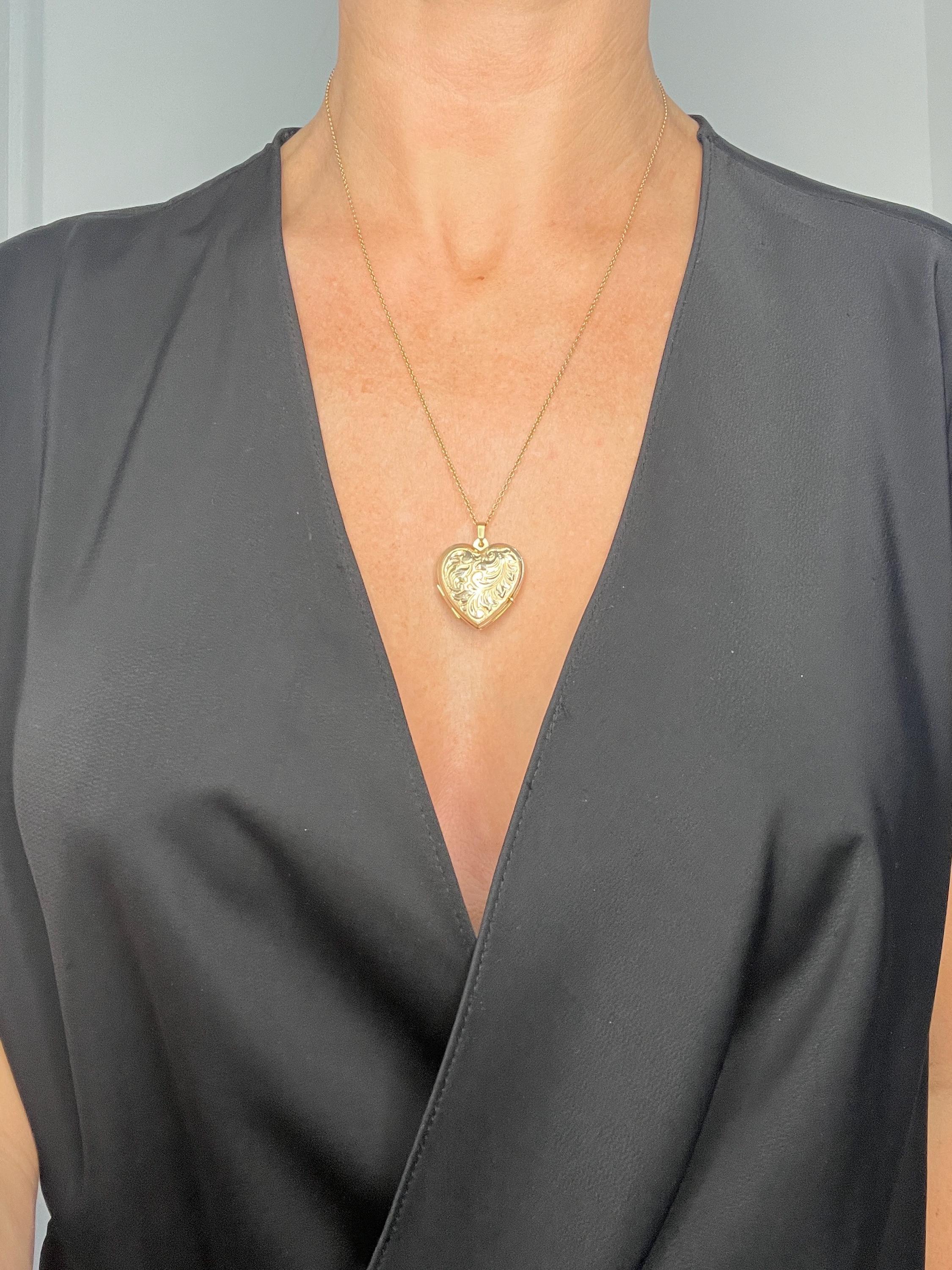 Antique Heart Locket 

9ct Gold 

Hallmarked Birmingham 1992

* THE CHAIN IS SOLD SEPARATELY.

This exquisite vintage heart-shaped locket is crafted from a radiant pale 9ct rose gold, showcasing a beautifully decorated paisley engraving that catches
