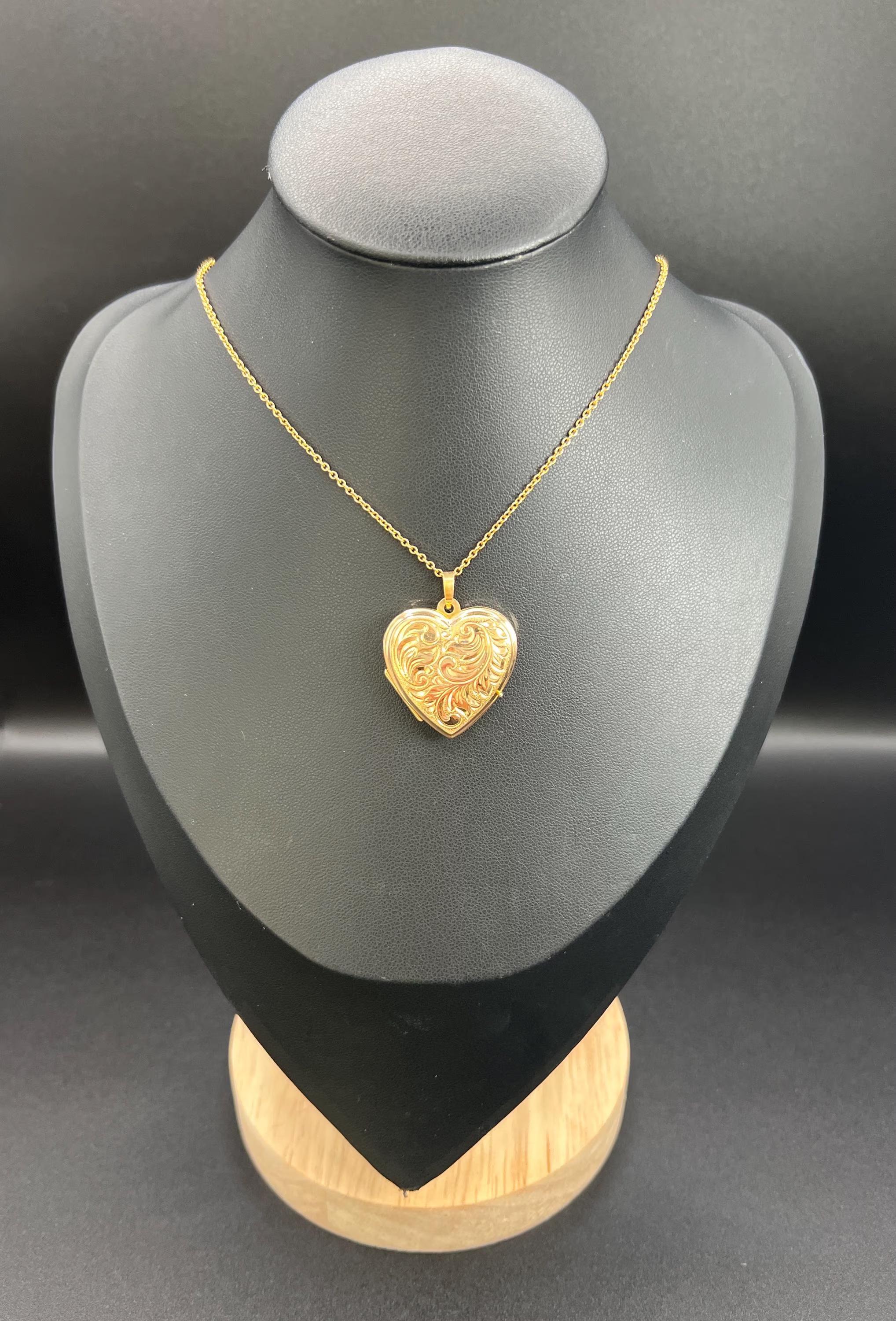 Vintage 9ct Rose Gold, Paisley Engraved Heart Locket, Hallmarked Birmingham 1992 In Good Condition For Sale In Brighton, GB