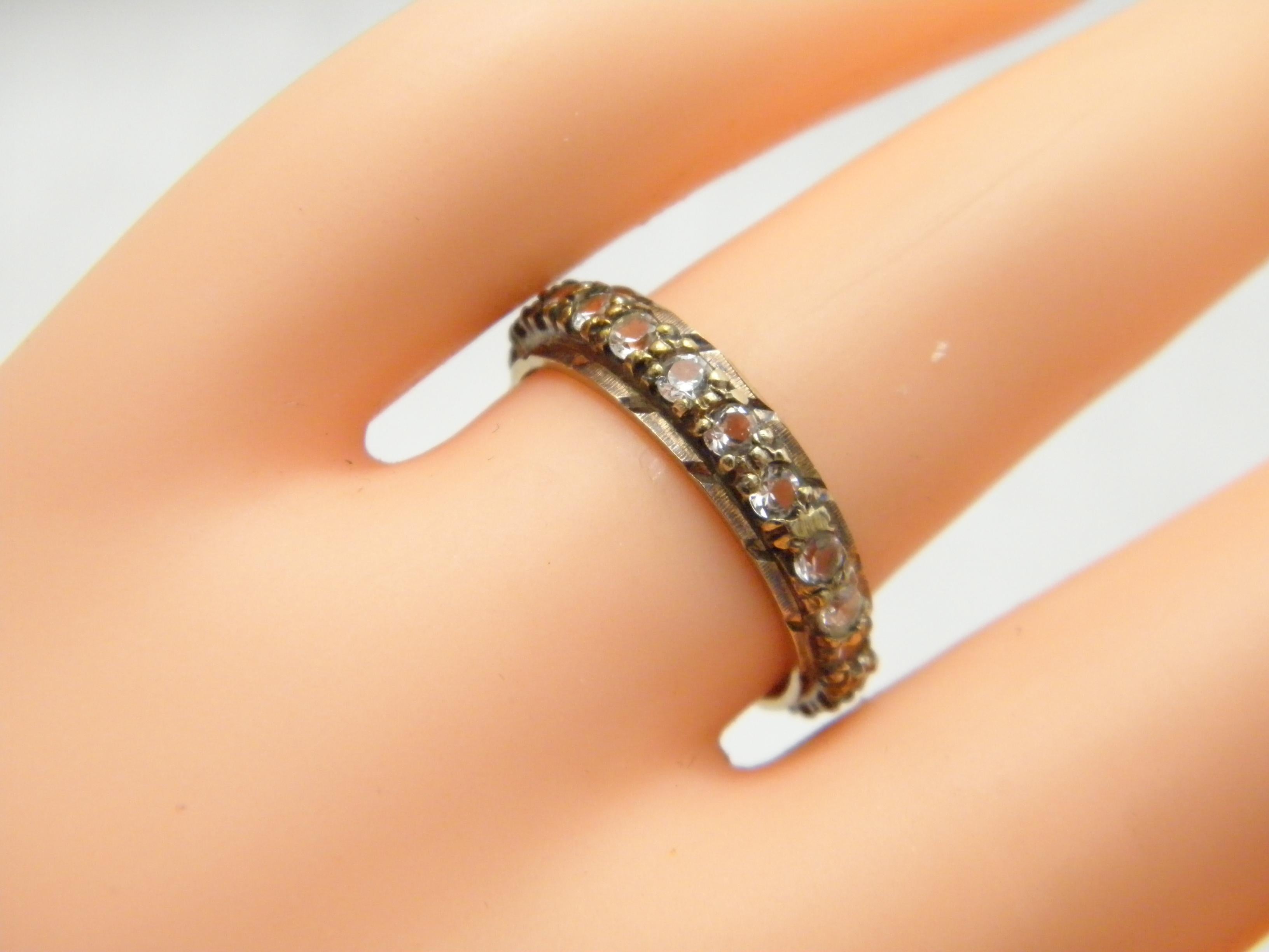 Wenn Sie auf dieser Seite gelandet sind, haben Sie ein Auge für Schönheit.

Im Angebot ist dieses herrliche

9 KT. ROSÉGOLD SCHWERER WEISSER TOPAS VOLLER EWIGKEITSRING

DETAILS
Material: 9ct 375/000 Rose und Weißgold
Stil: Art Deco Stil funkelnde