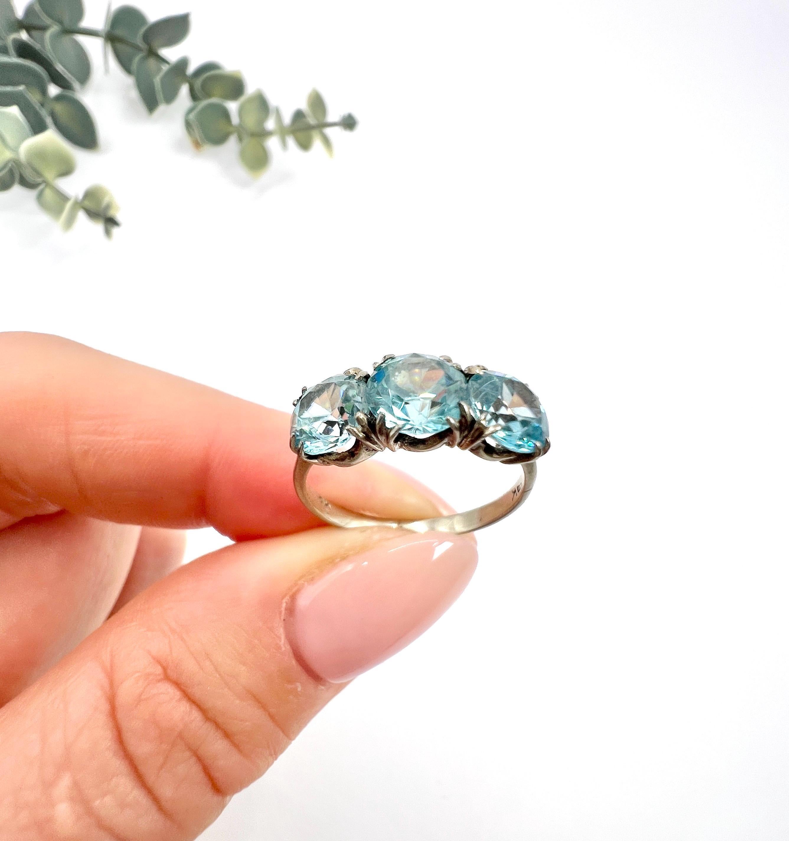 Women's or Men's Vintage 9ct White Gold, 1960s Three Stone Zircon Ring, Vintage Trilogy Ring For Sale