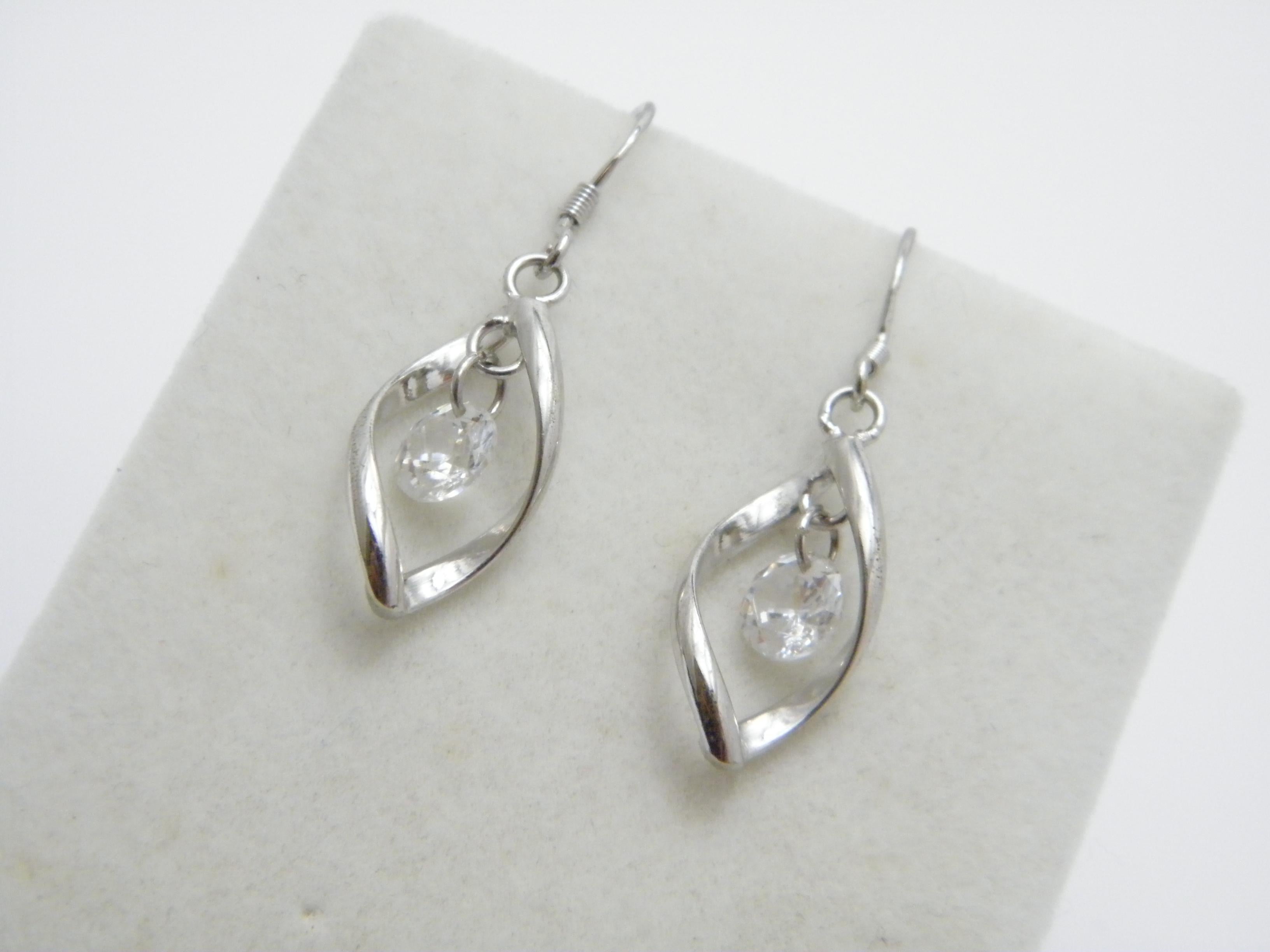 A very special item for you to consider:

9CT WHITE GOLD DIAMOND PASTE DROP DANGLE EARRINGS

DETAILS
Material: 9ct 375/000 White Gold
Style: Art Deco stylish and elegant drop / dangle earrings
Gemstone: Round facet cut sparkling diamond paste stones