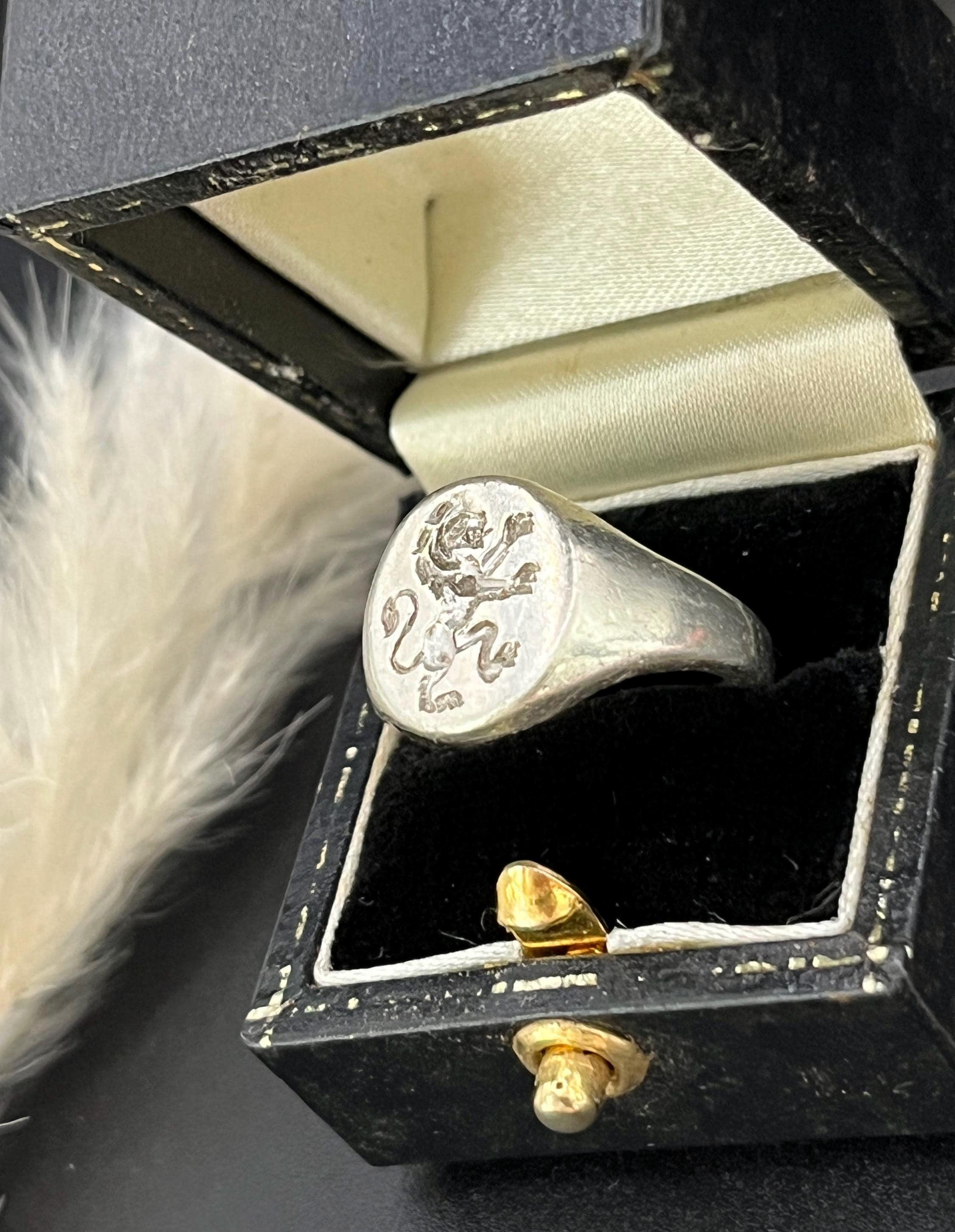 Vintage 9ct Weißgold, Sheffield gestempelt Löwe Intaligo Ring im Angebot 6