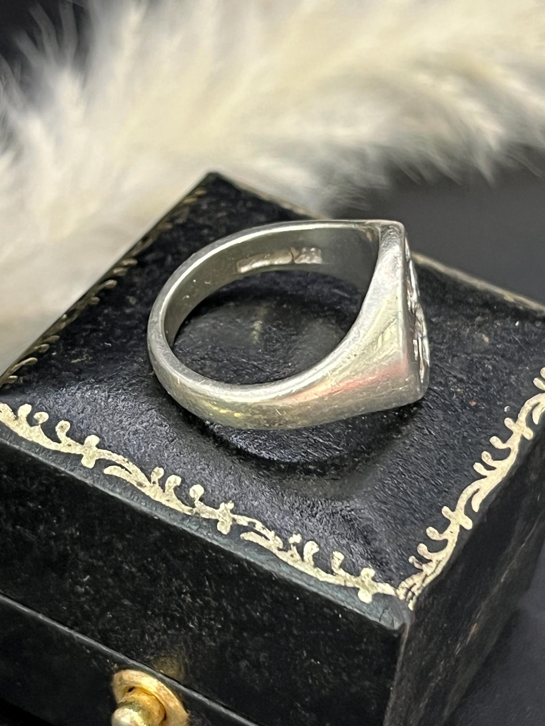 Vintage 9ct Weißgold, Sheffield gestempelt Löwe Intaligo Ring für Damen oder Herren im Angebot