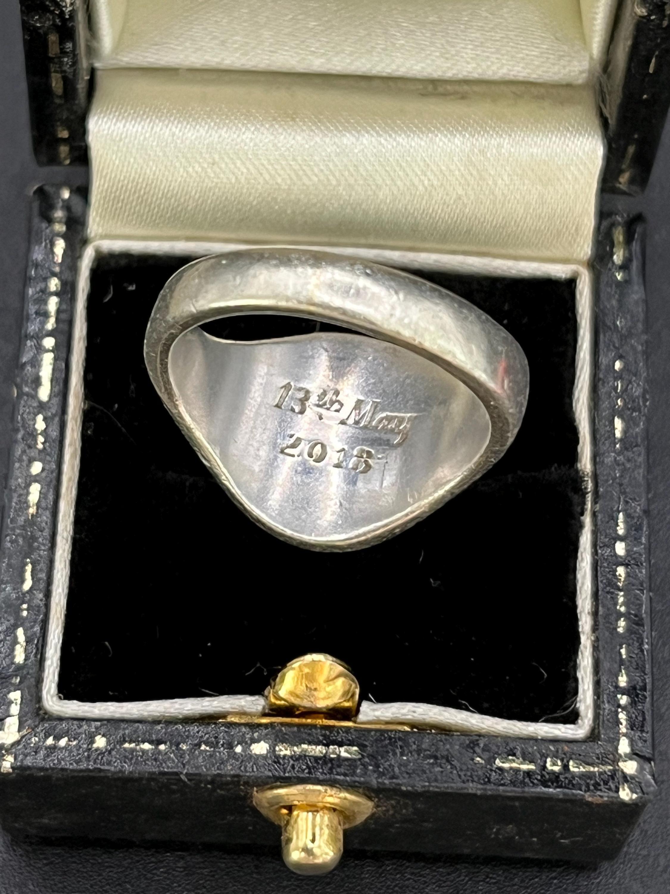 Vintage 9ct Weißgold, Sheffield gestempelt Löwe Intaligo Ring im Angebot 1