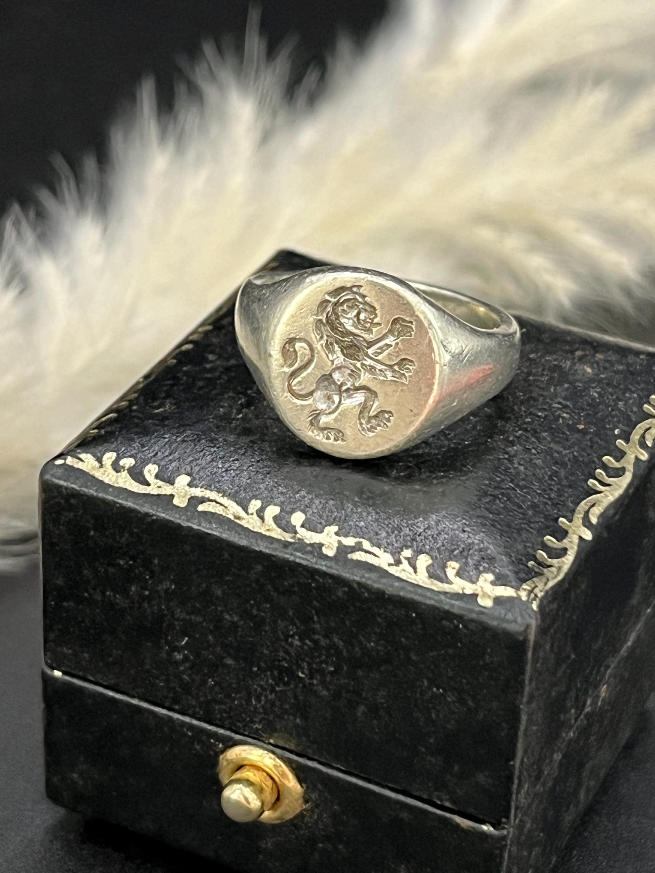 Vintage 9ct Weißgold, Sheffield gestempelt Löwe Intaligo Ring im Angebot 3