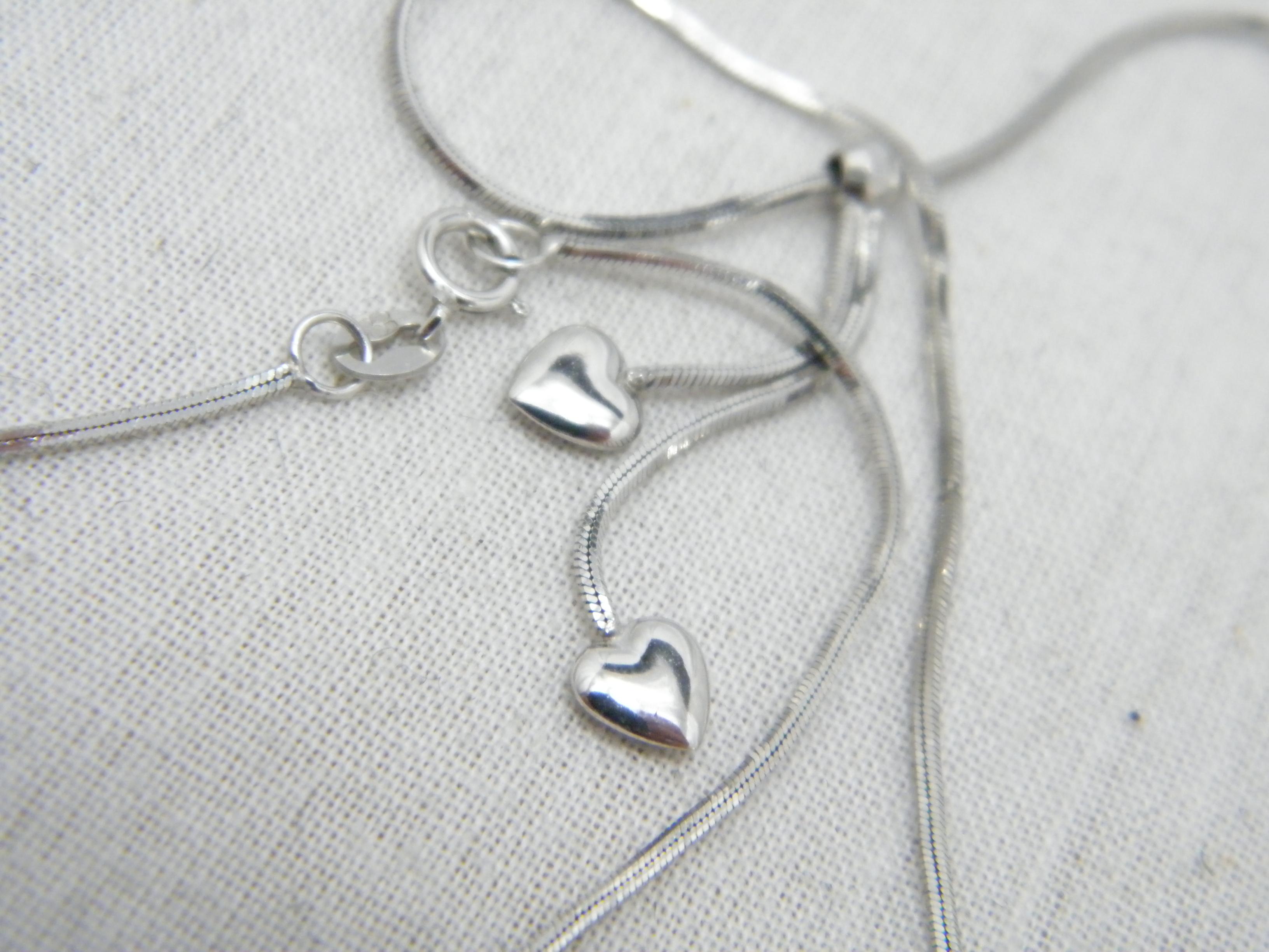 Vintage 9ct White Gold Twin Heart Lariat Pendant Necklace 16 Inch Snake Chain For Sale 2