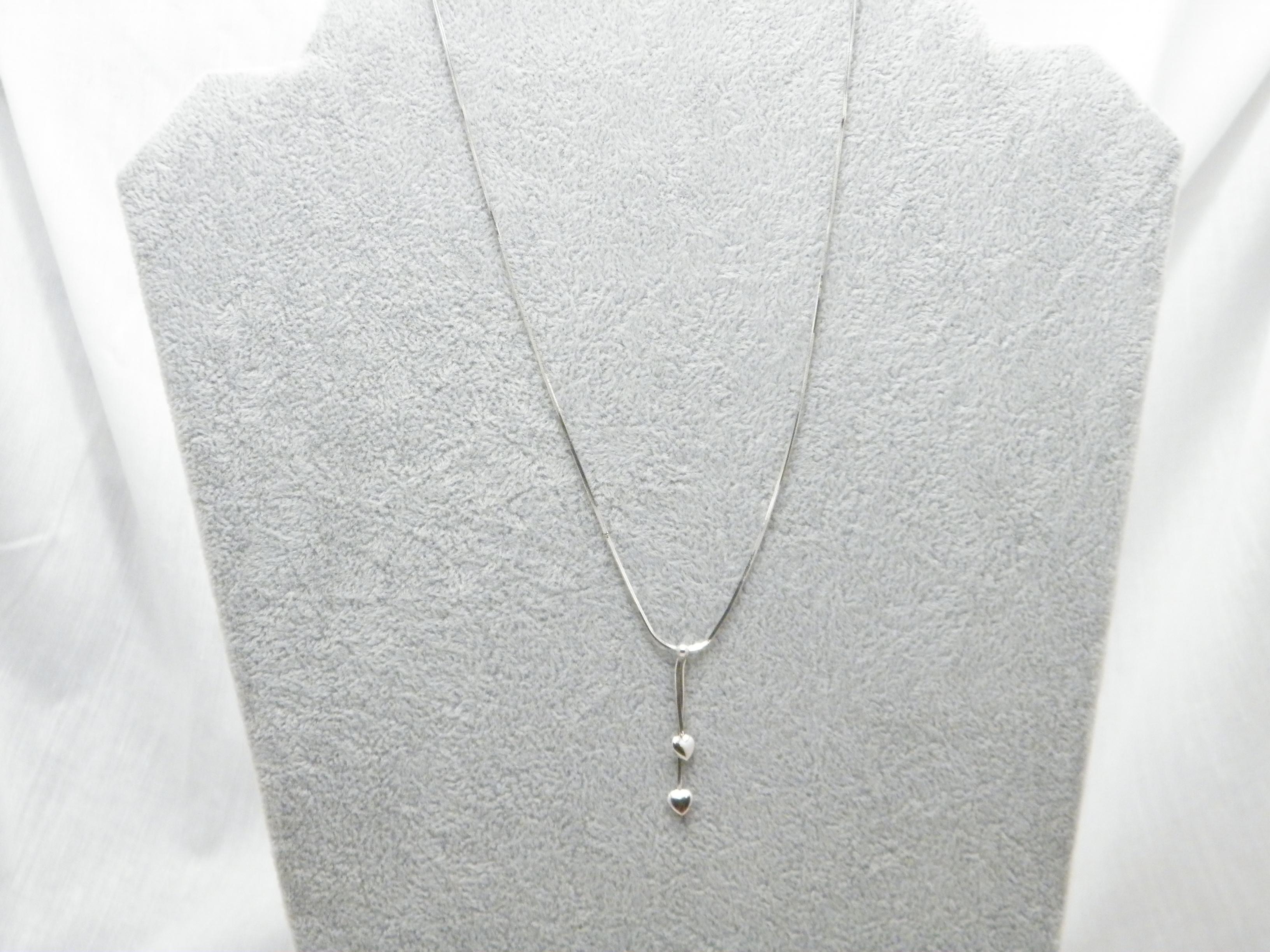 Contemporary Vintage 9ct White Gold Twin Heart Lariat Pendant Necklace 16 Inch Snake Chain For Sale