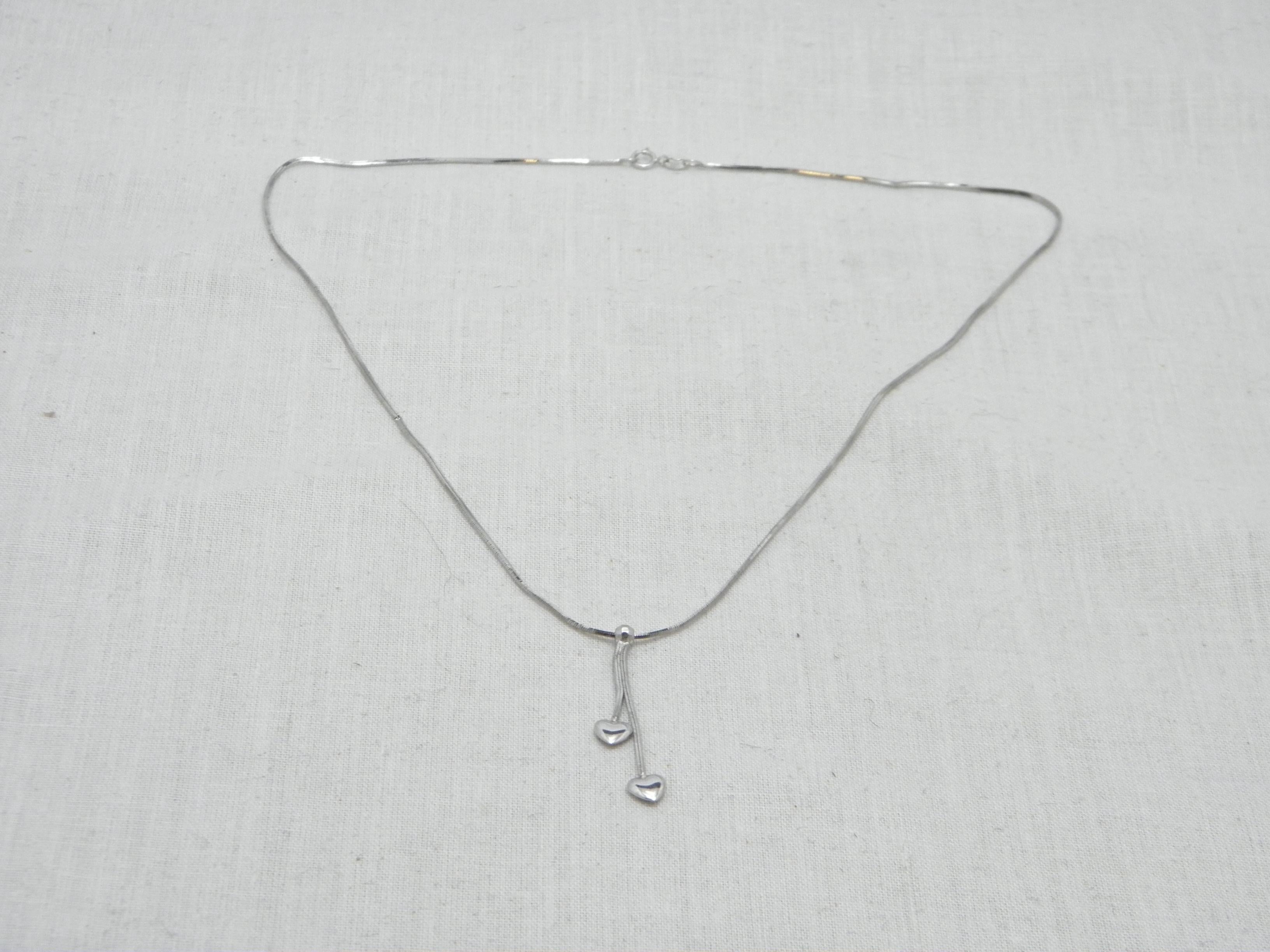 Women's or Men's Vintage 9ct White Gold Twin Heart Lariat Pendant Necklace 16 Inch Snake Chain For Sale