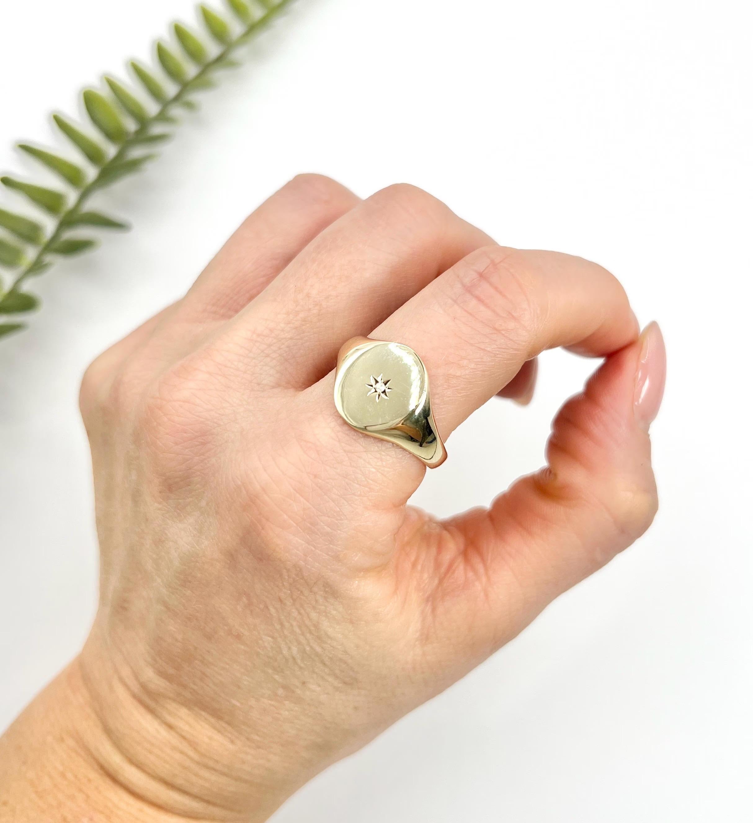 Vintage 9ct Yellow Gold, 1940s Oval Shaped Star Set Diamond Signet Ring In Good Condition In Brighton, GB
