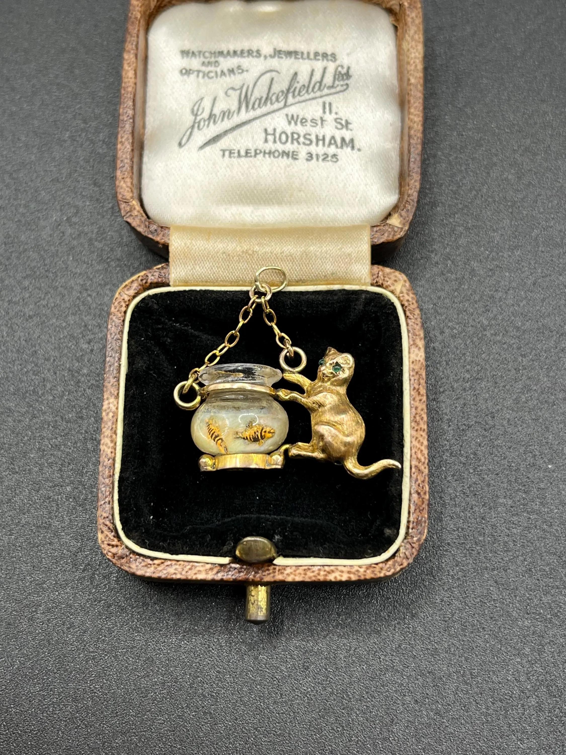 Ciondolo in oro giallo 9ct, 1950, con gatto e pesciolino di vetro in vendita 6