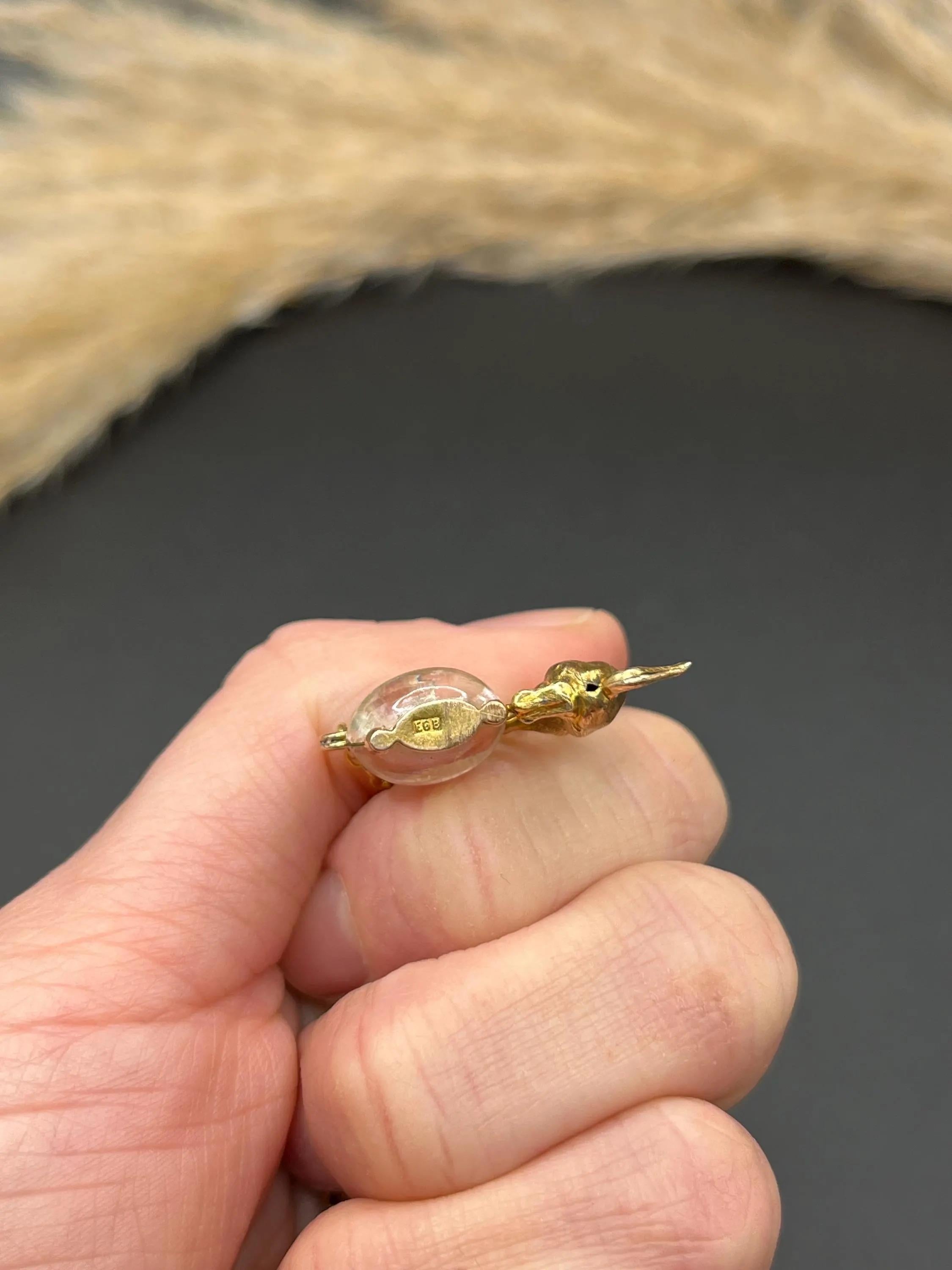 Ciondolo in oro giallo 9ct, 1950, con gatto e pesciolino di vetro in vendita 7