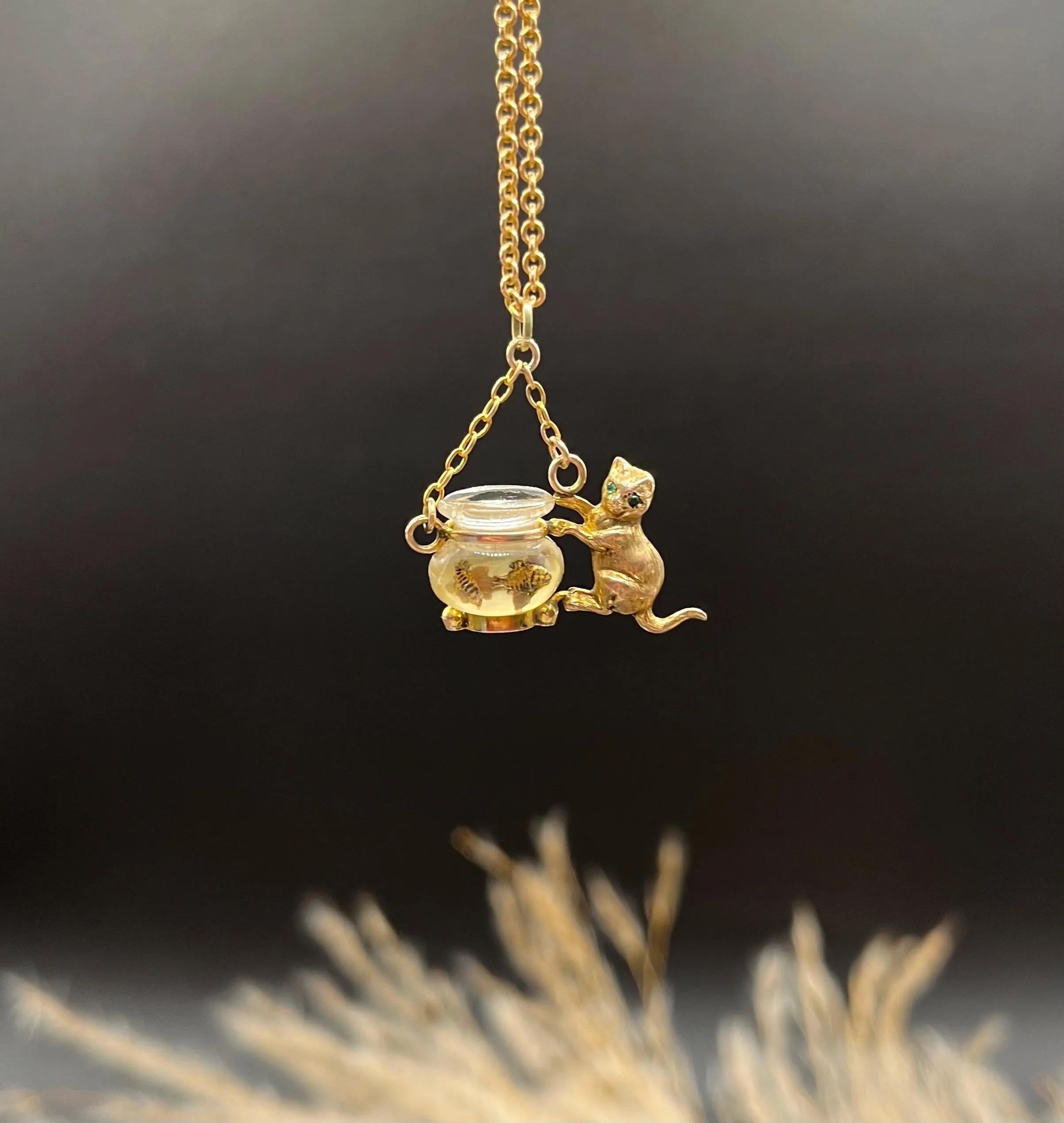 Ciondolo in oro giallo 9ct, 1950, con gatto e pesciolino di vetro in vendita 8