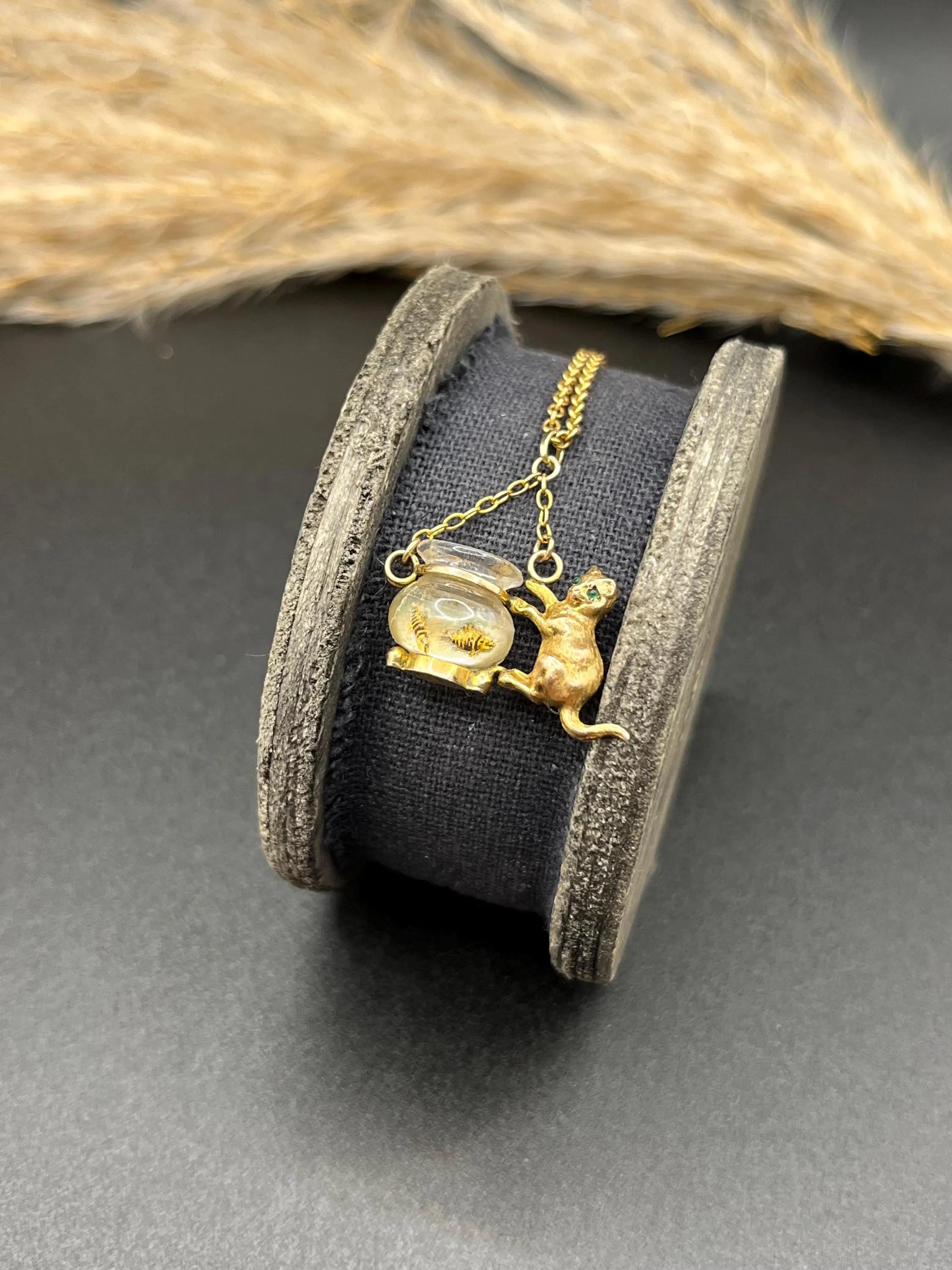 Ciondolo in oro giallo 9ct, 1950, con gatto e pesciolino di vetro in vendita 9