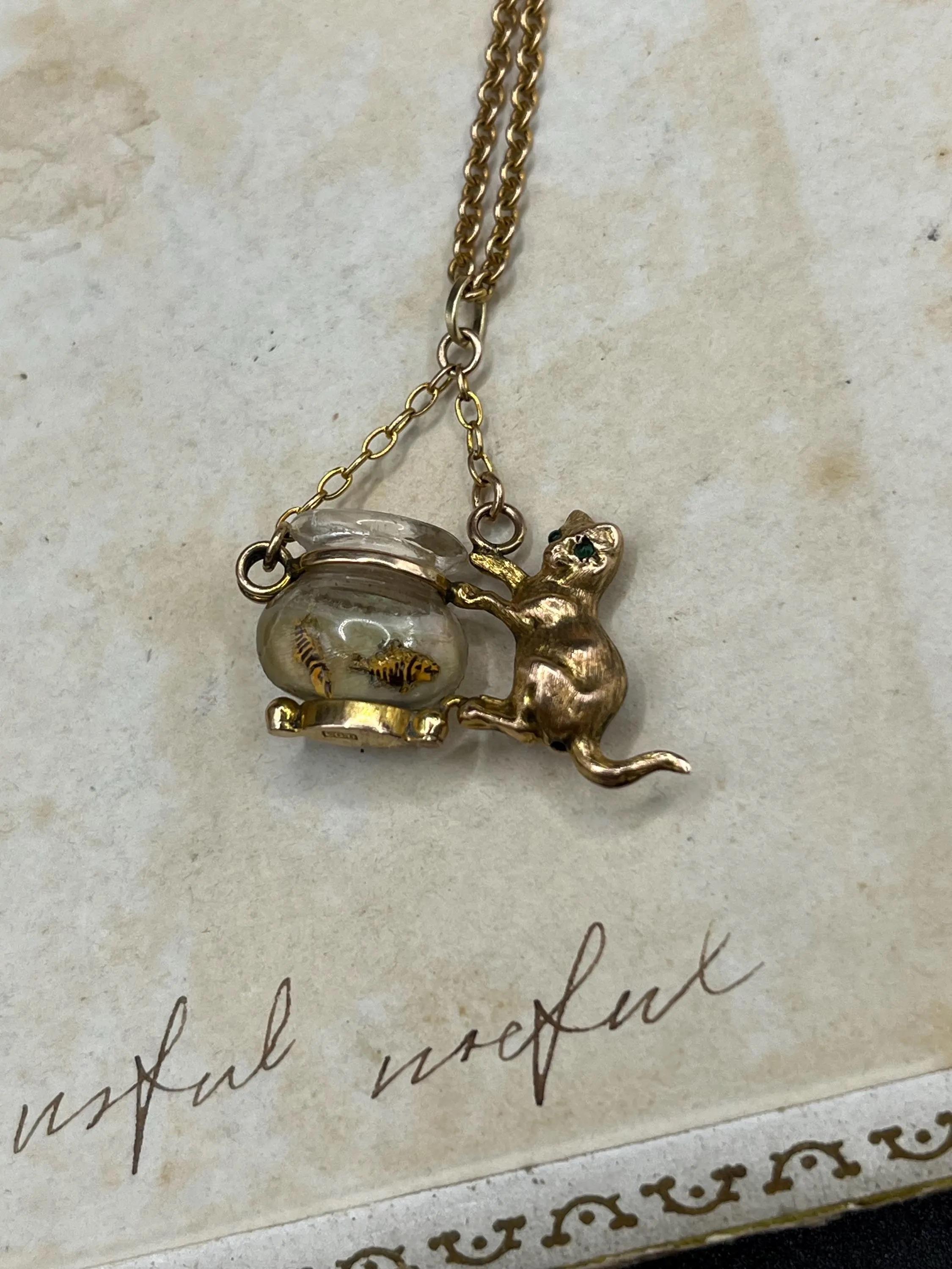 Ciondolo in oro giallo 9ct, 1950, con gatto e pesciolino di vetro in vendita 10
