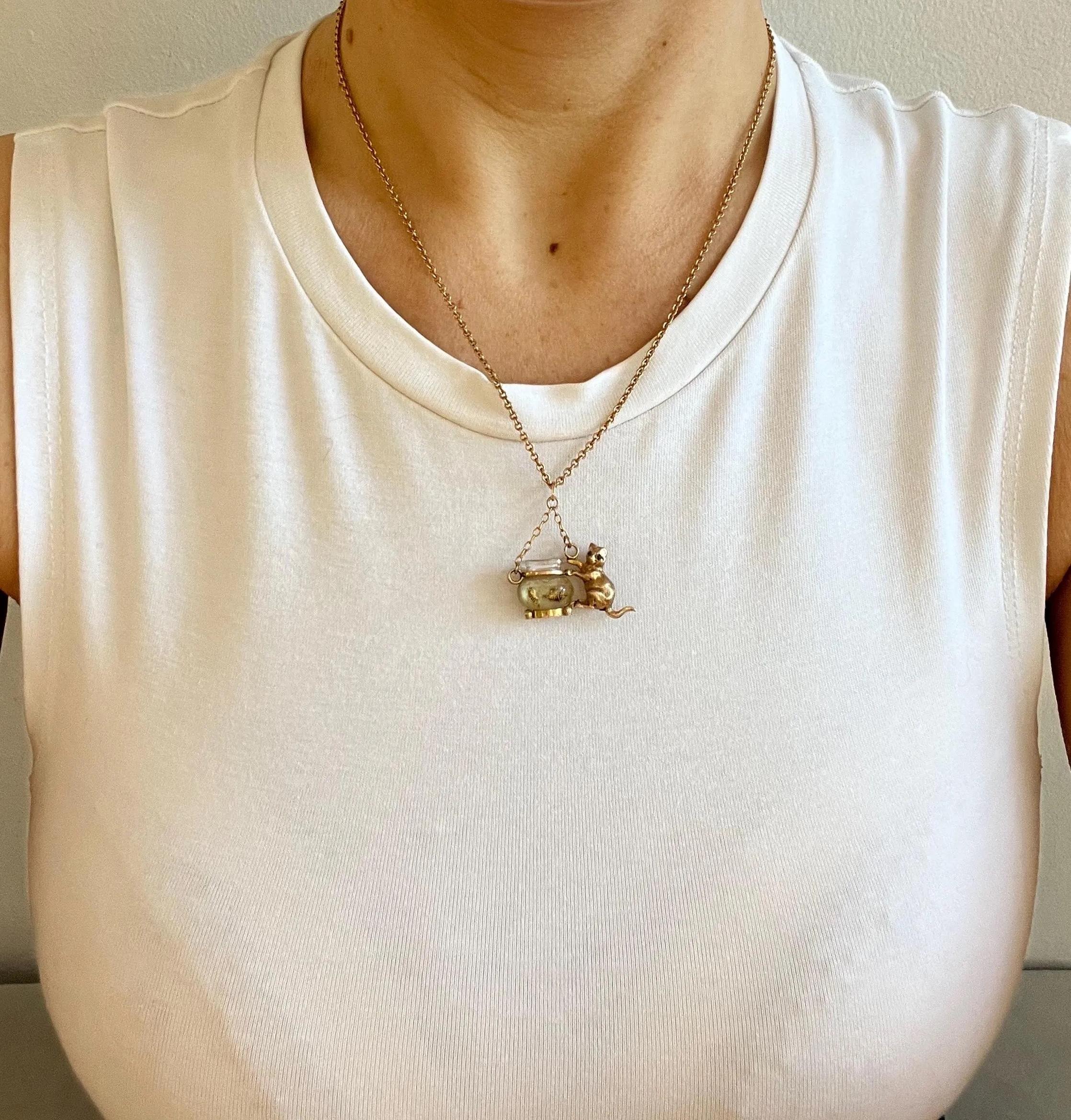 Ciondolo a forma di gatto vintage

Oro 9ct stampato

Makers Mark BCE

* La catena è venduta separatamente. 

Ti presentiamo un delizioso ciondolo novità realizzato in oro giallo 9ct, che raffigura un gatto giocherellone intento a immergere la zampa