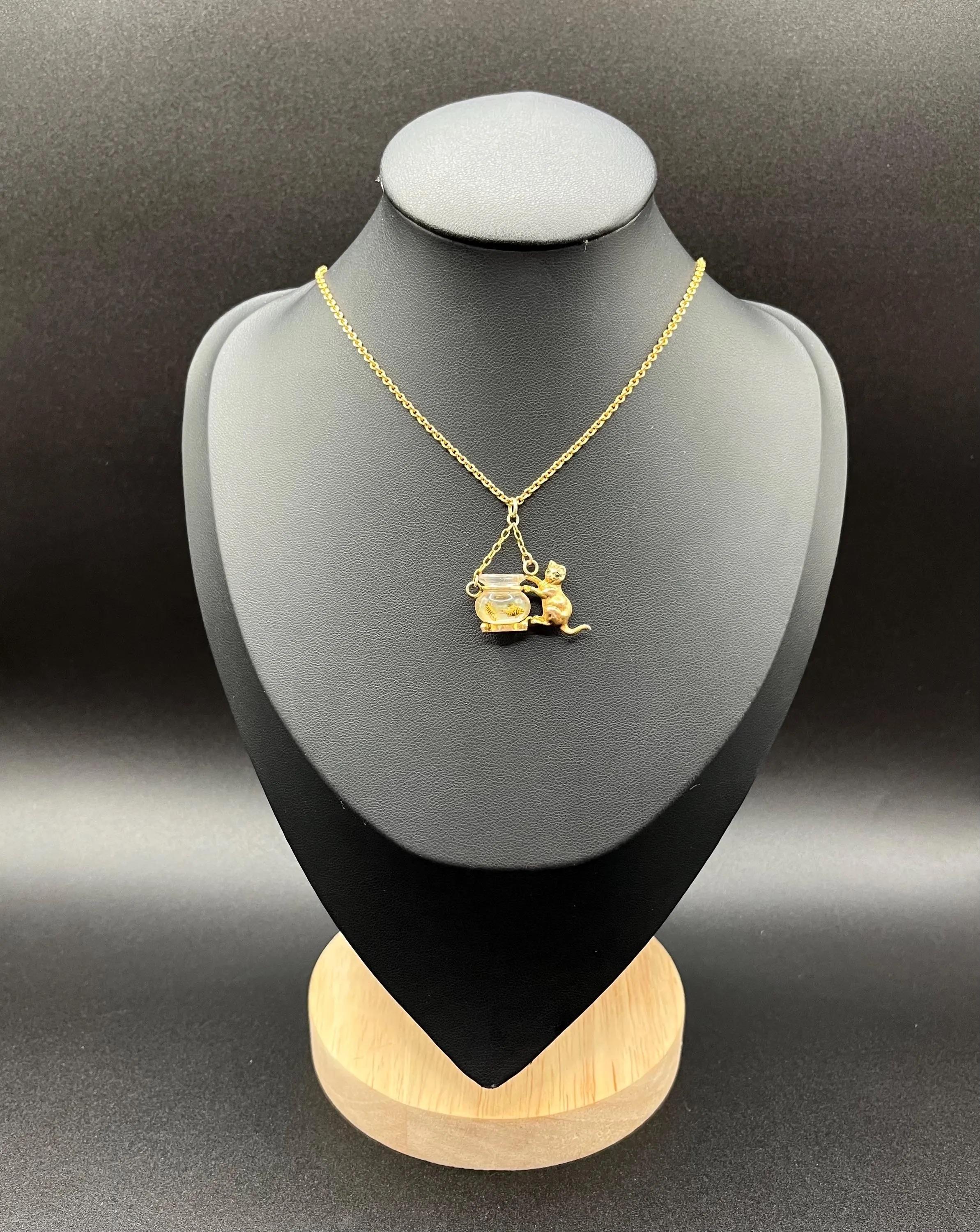 Ciondolo in oro giallo 9ct, 1950, con gatto e pesciolino di vetro In condizioni buone in vendita a Brighton, GB