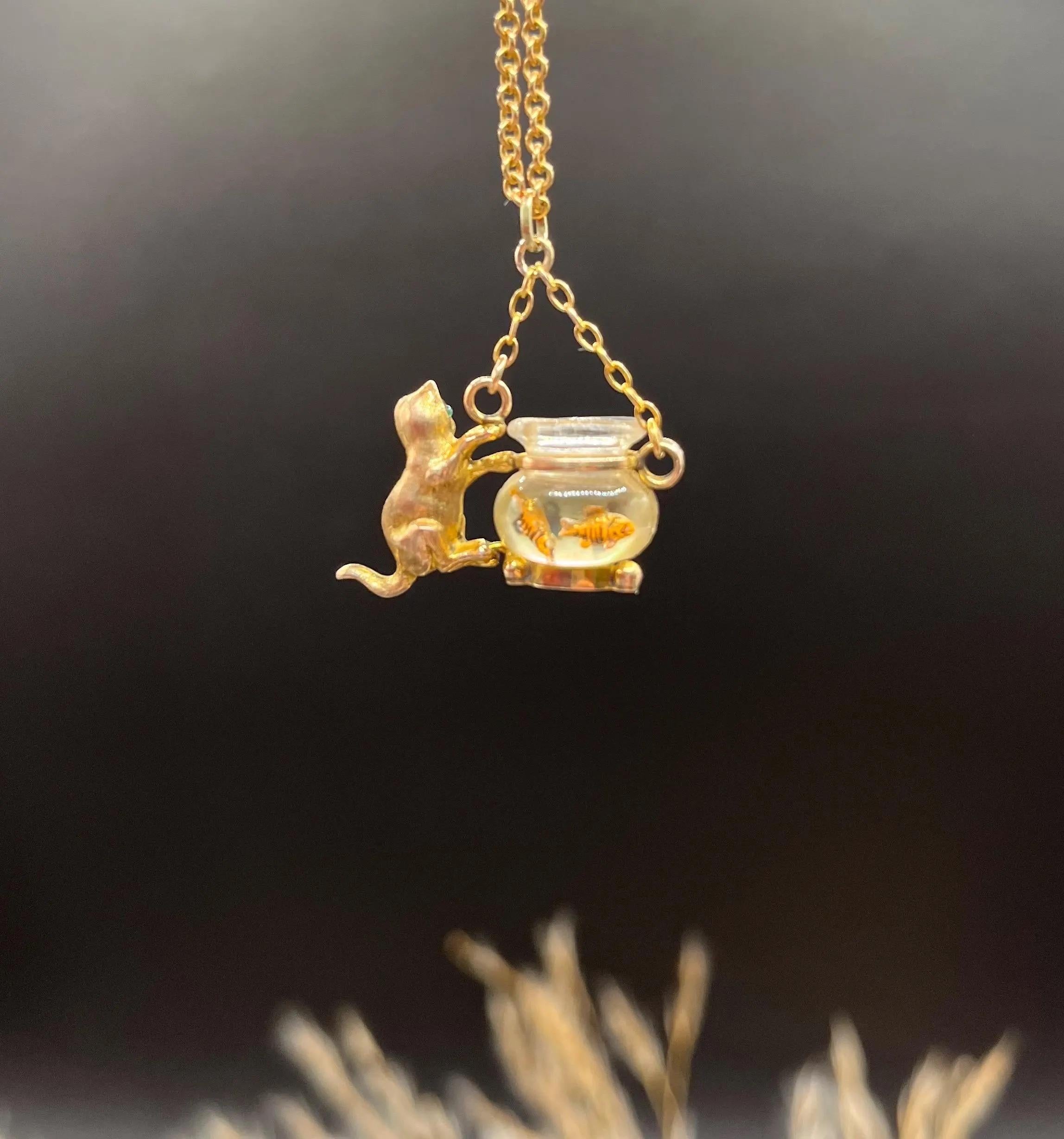 Uomo Ciondolo in oro giallo 9ct, 1950, con gatto e pesciolino di vetro in vendita